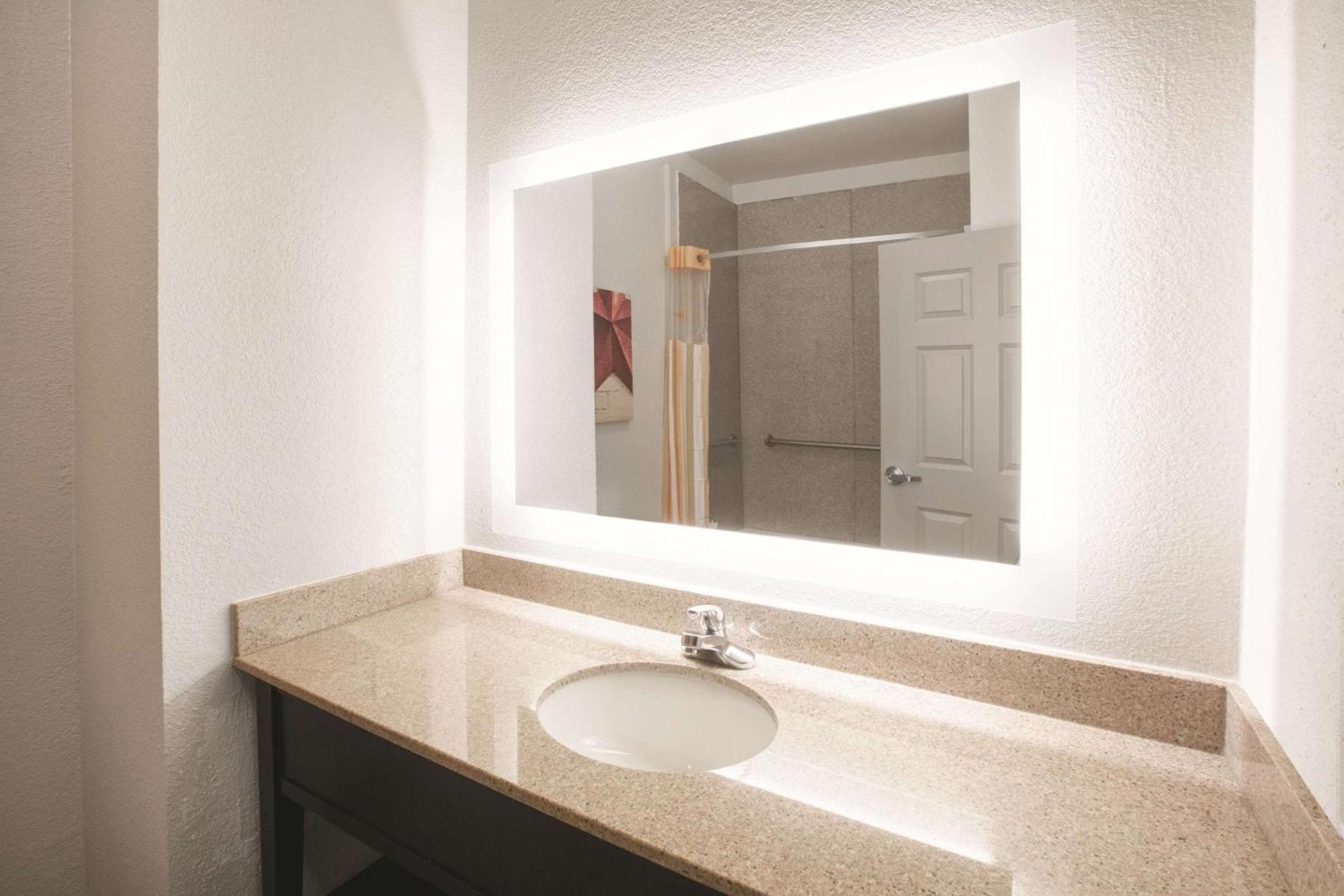 Queen Room with Two Queen Beds and Bath Tub - Mobility/Hearing Accessible - Non-Smoking