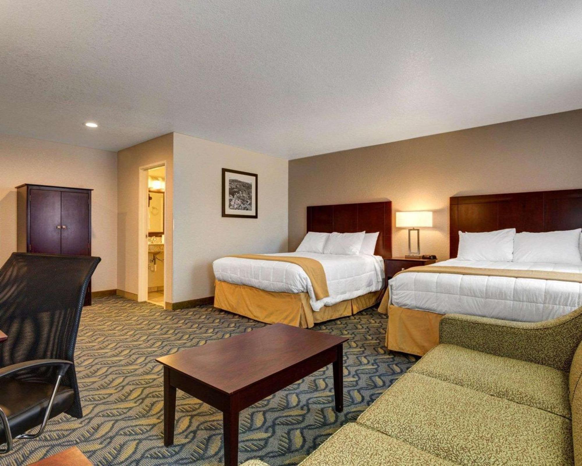 Queen Suite with Two Queen Beds - Non-Smoking
