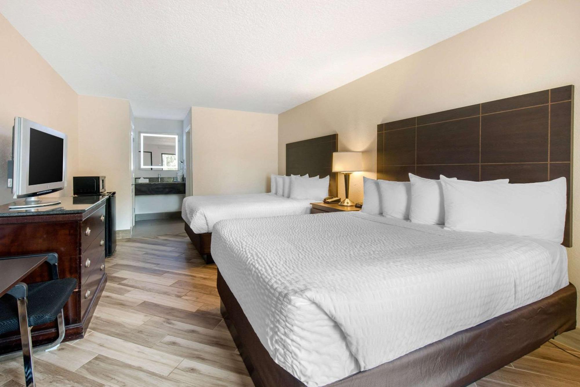 Queen Room with Two Queen Beds - Non-Smoking,1716988637:JPEG