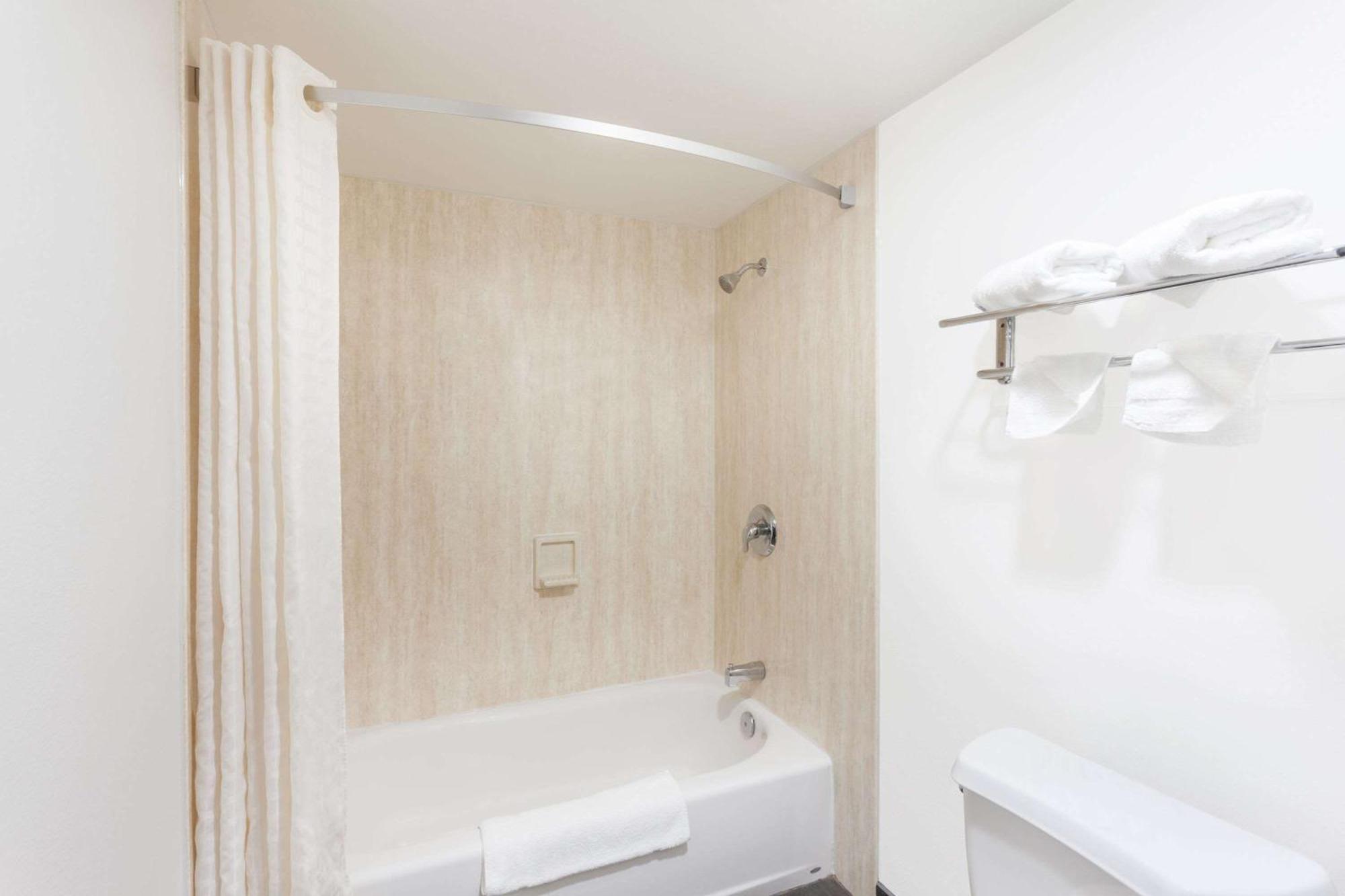 Deluxe King Room - Non-Smoking