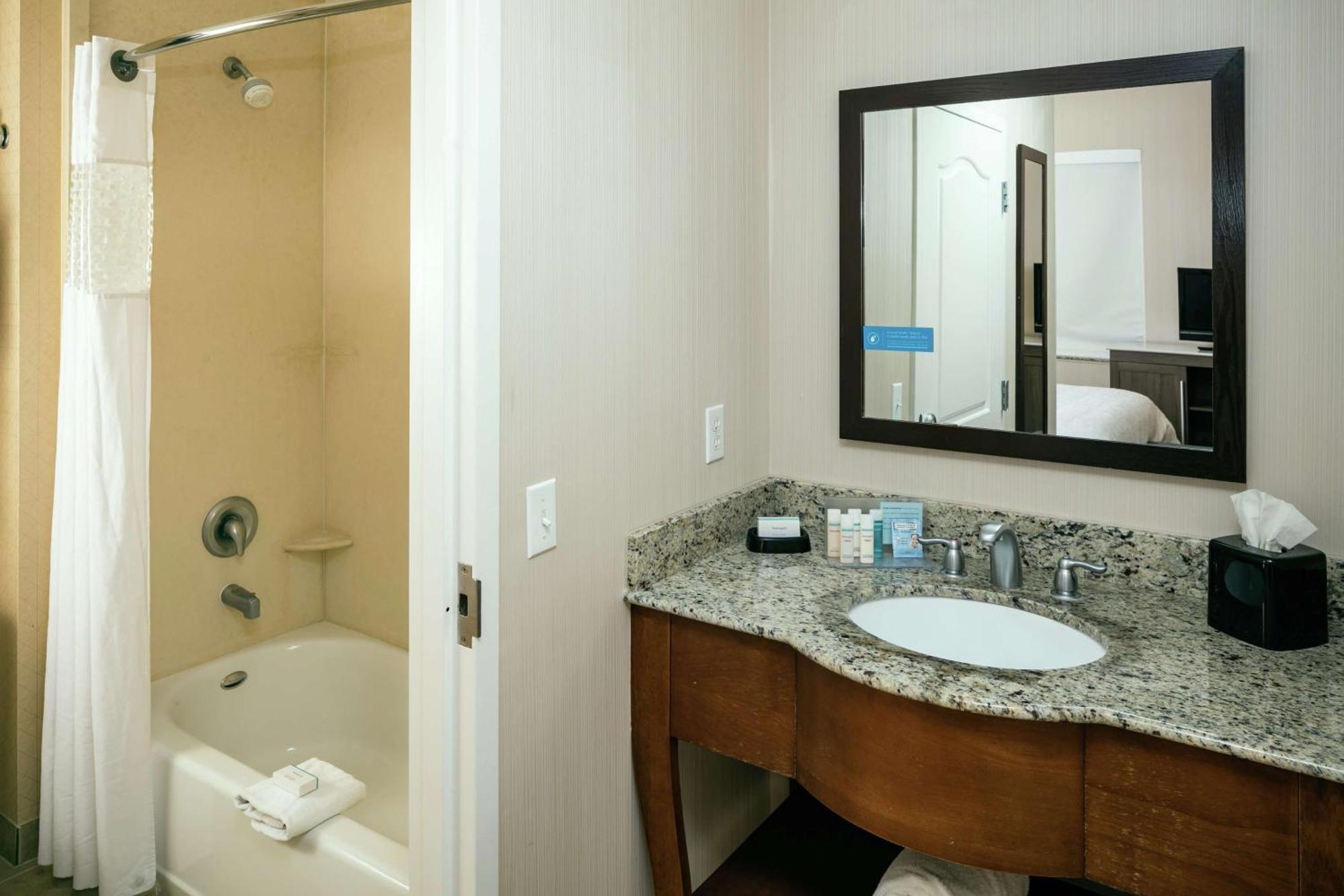 Queen Studio with Bath Tub - Disability Access