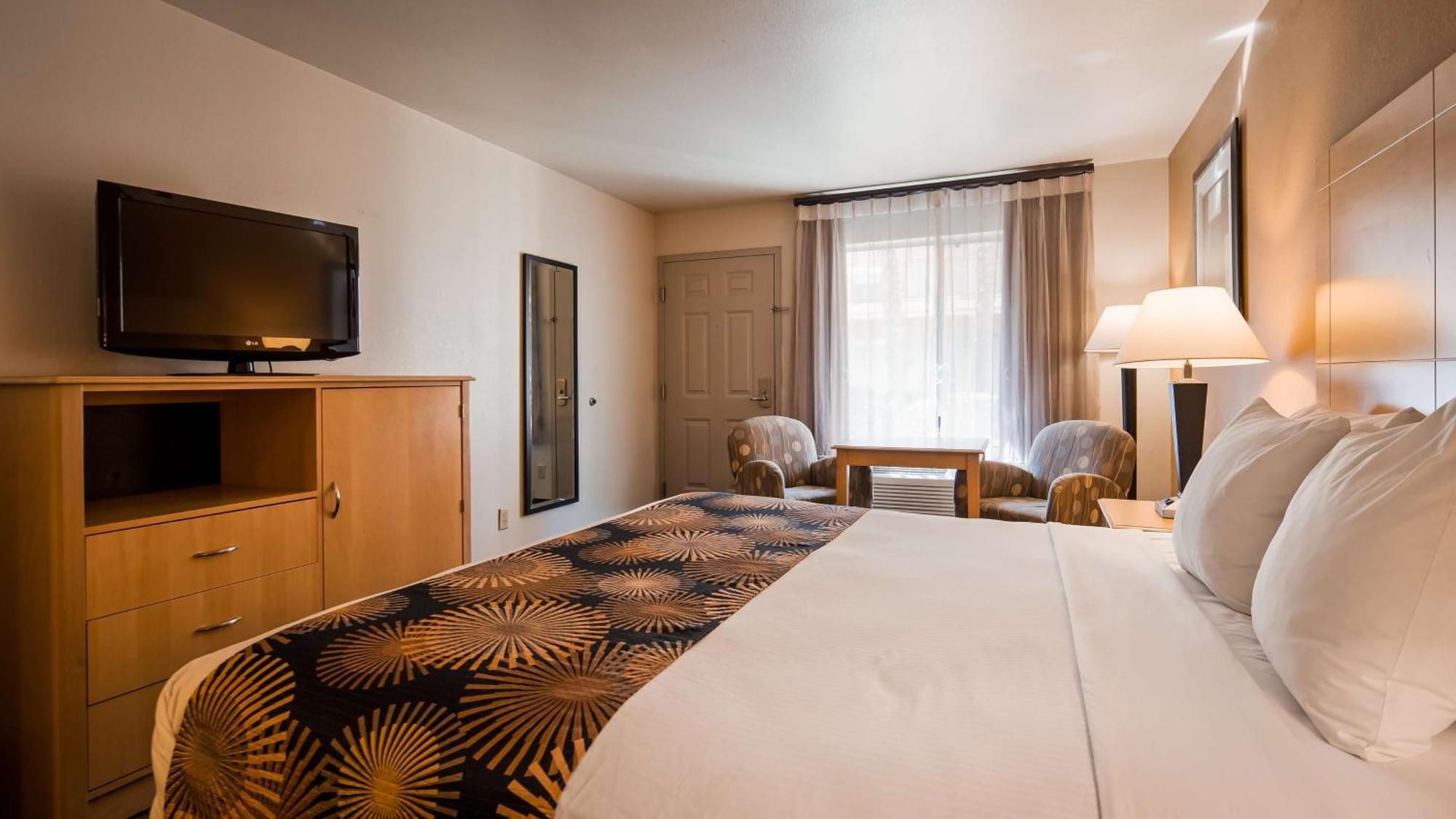King Room with Roll-in Shower - Disability Access/Non-Smoking