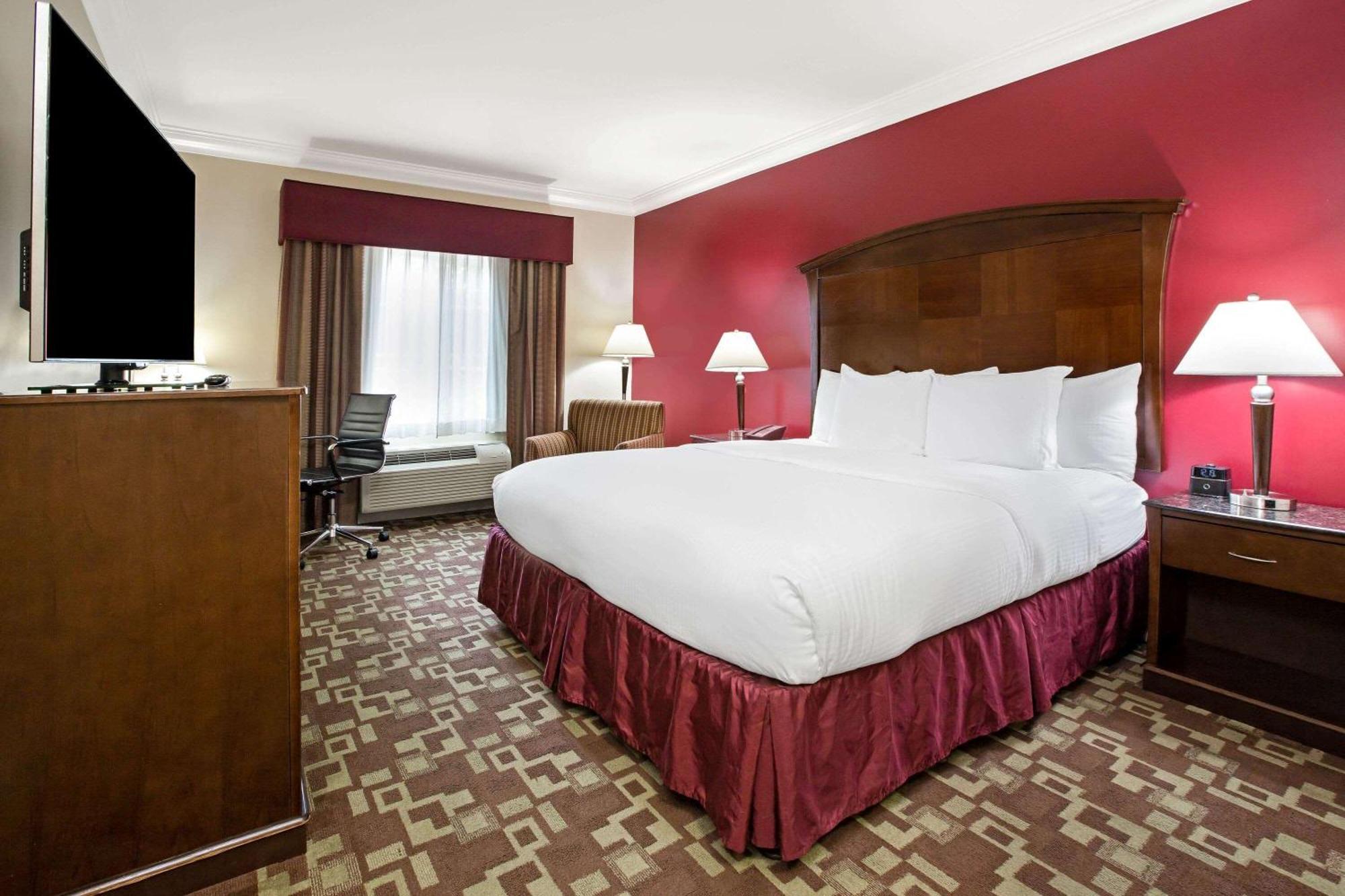 King Room with Bath Tub - Mobility/Hearing Accessible - Non-Smoking