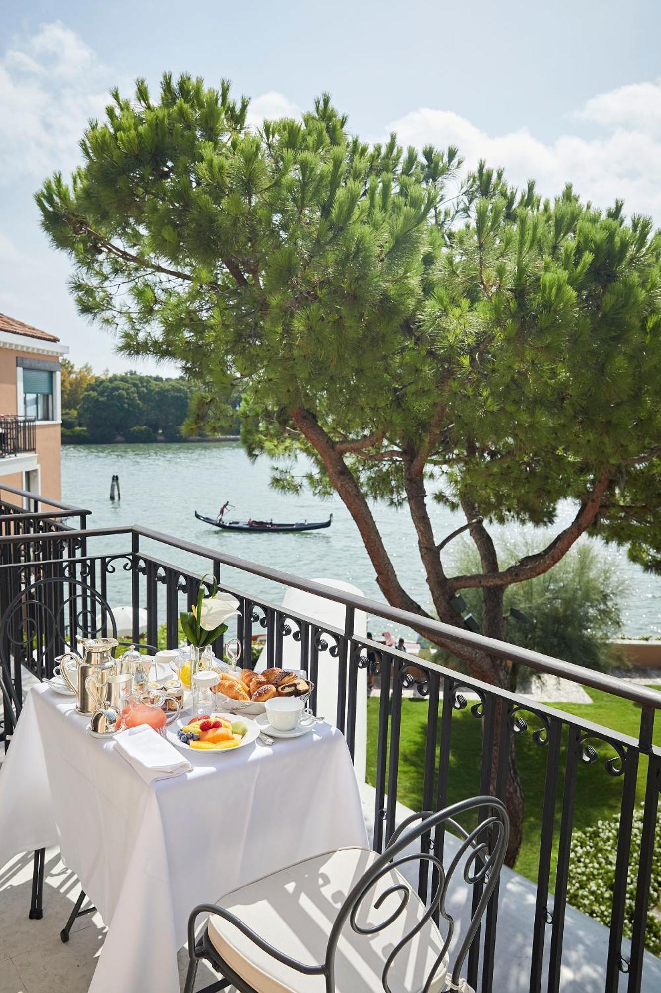 Suite with Lagoon View and Balcony,1442662426:JPEG