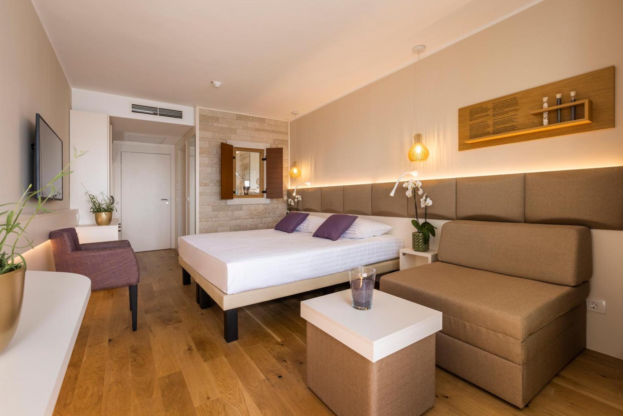 Superior Double or Twin Room with Extra bed, Balcony and Harbour view,1278398818:JPEG