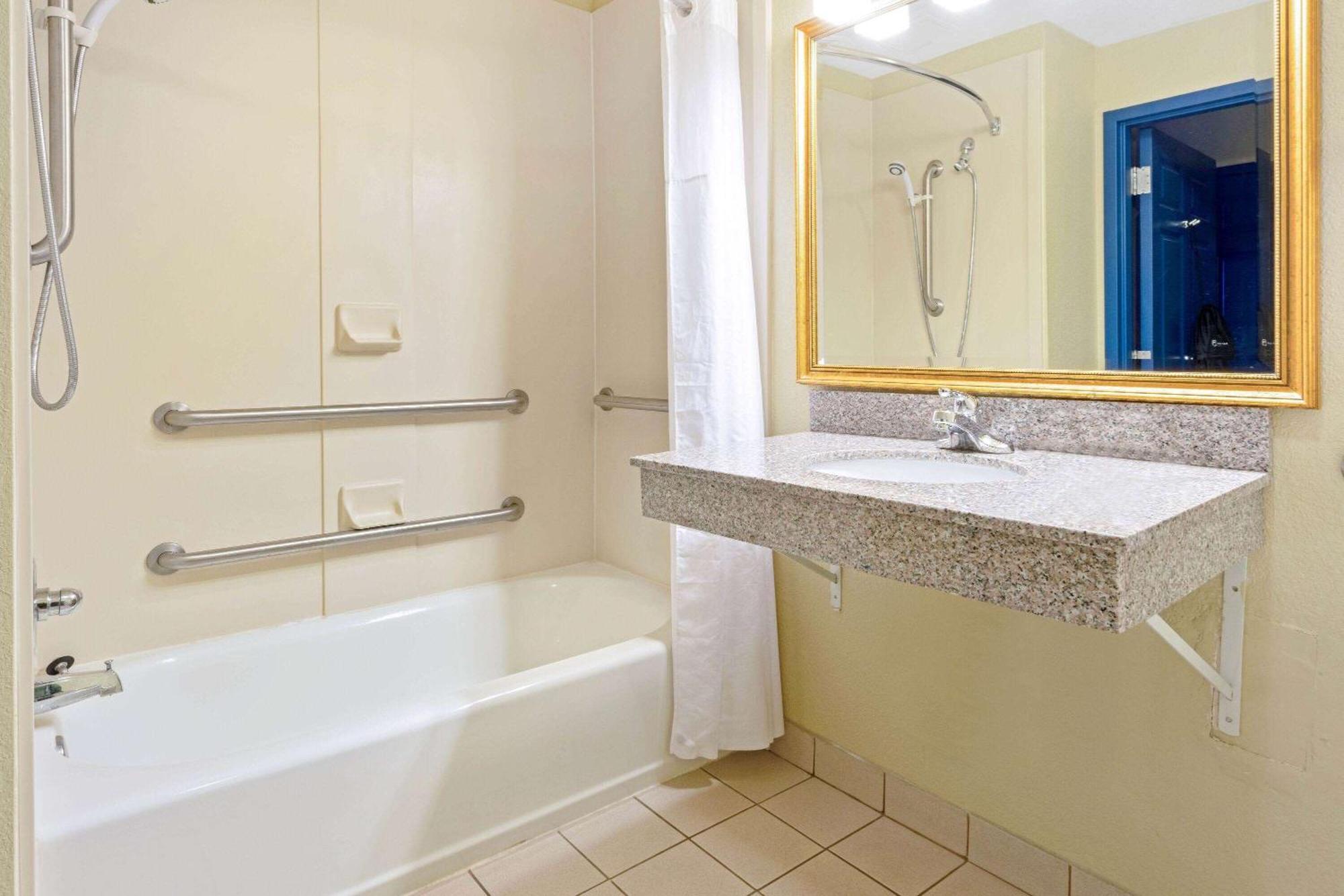 Queen Room with Water View and Mobility/Hearing Impaired Access - Non-Smoking