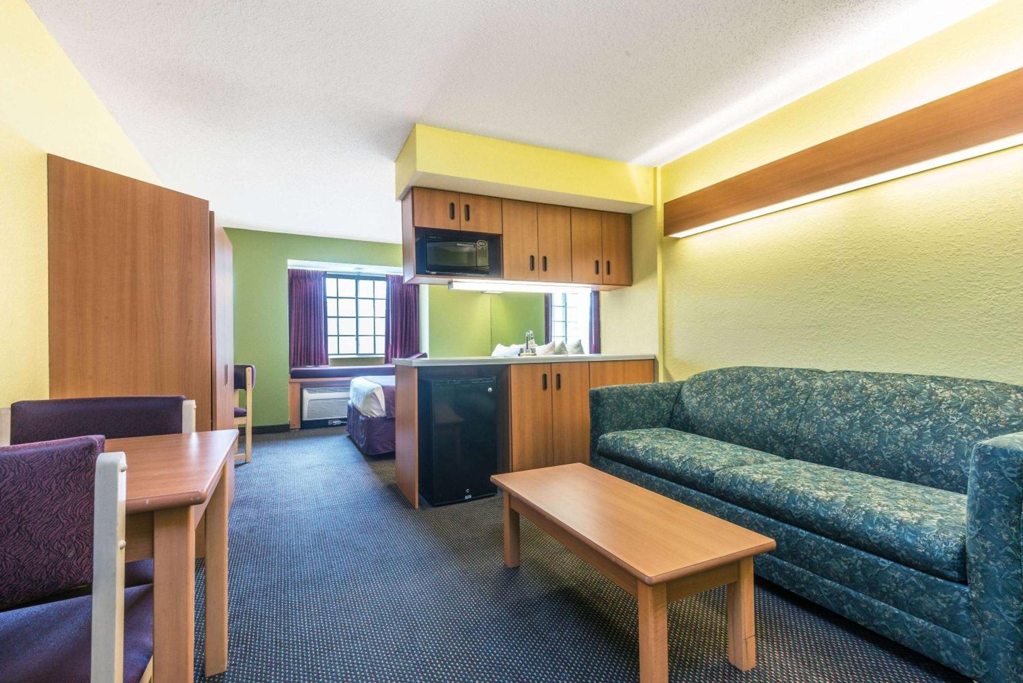 Deluxe Queen Suite - Non-Smoking