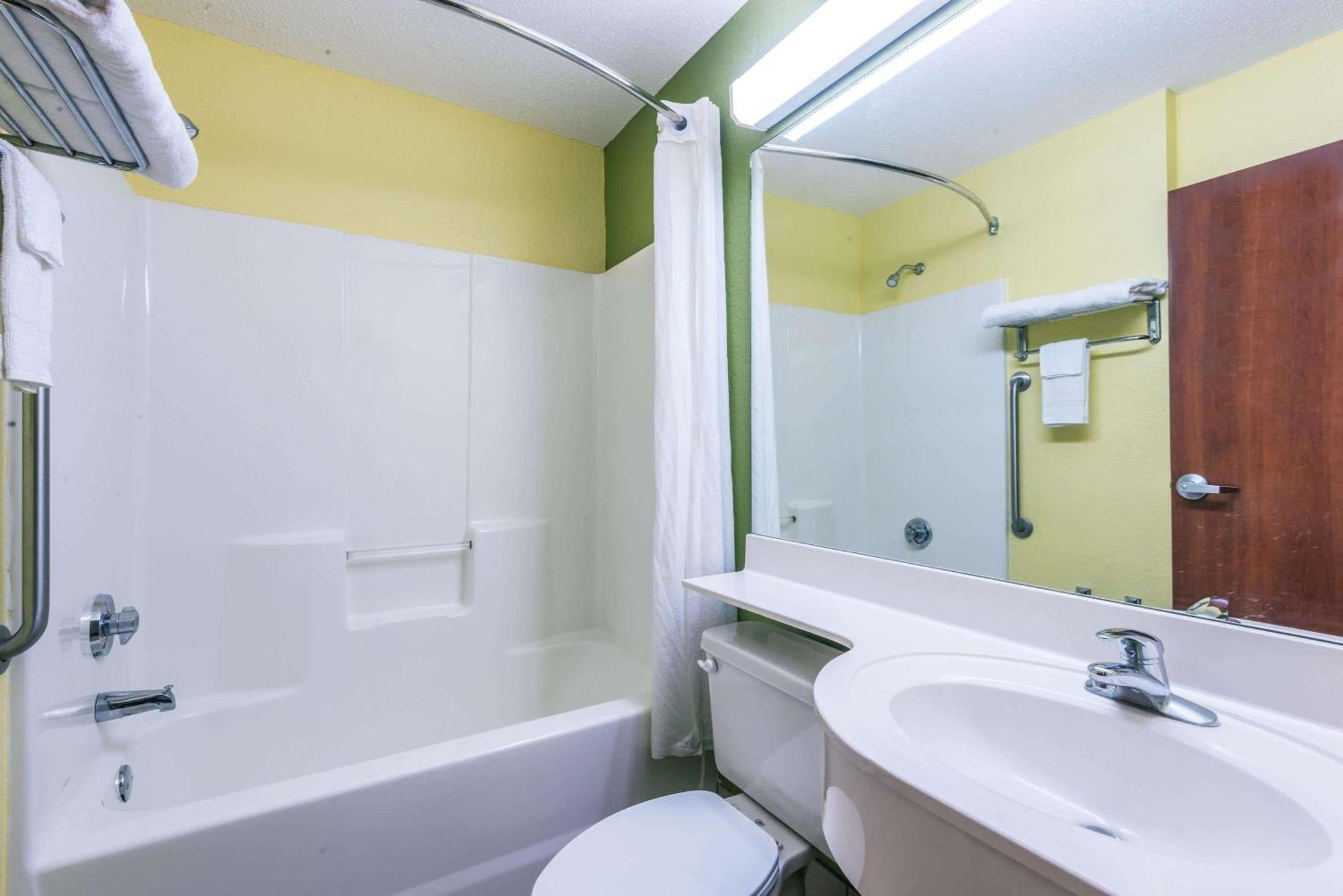 Queen Room - Disability Access - Non-Smoking