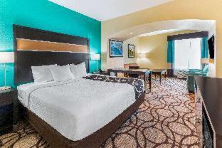 Deluxe King Suite - Non-Smoking