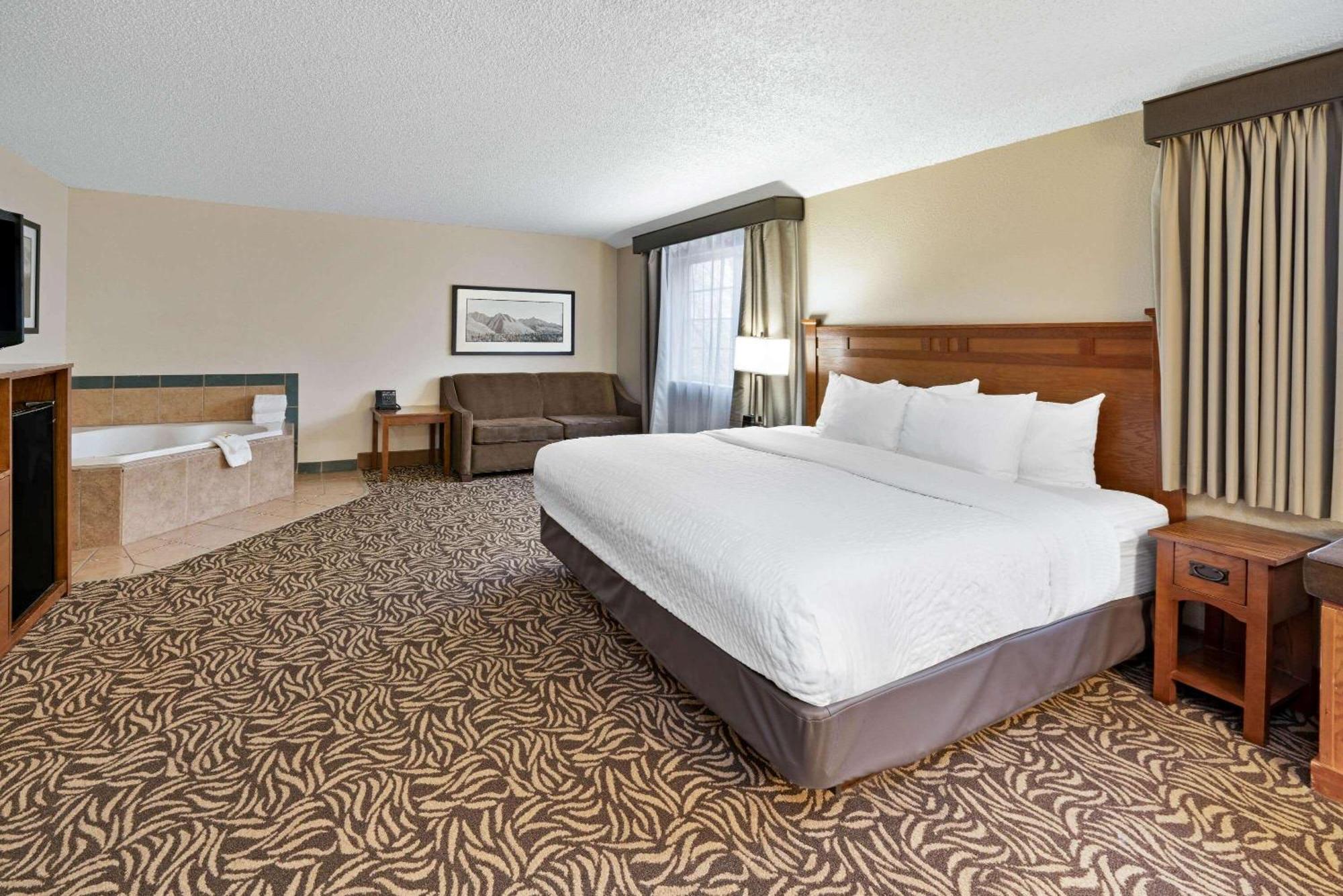 King Suite with River View - Non-Smoking