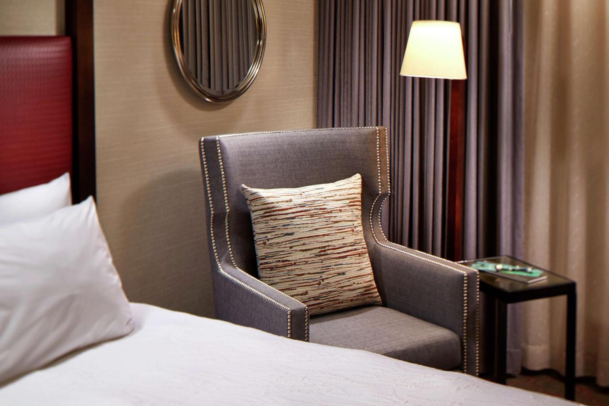 Quarto com Cama King-size e Sofá-cama