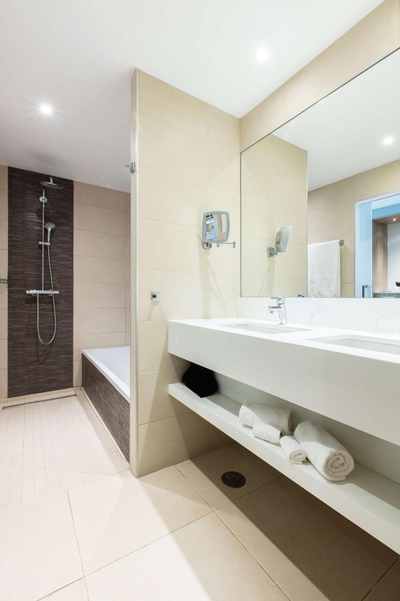 Premium Zimmer mit Balkon und Poolblick