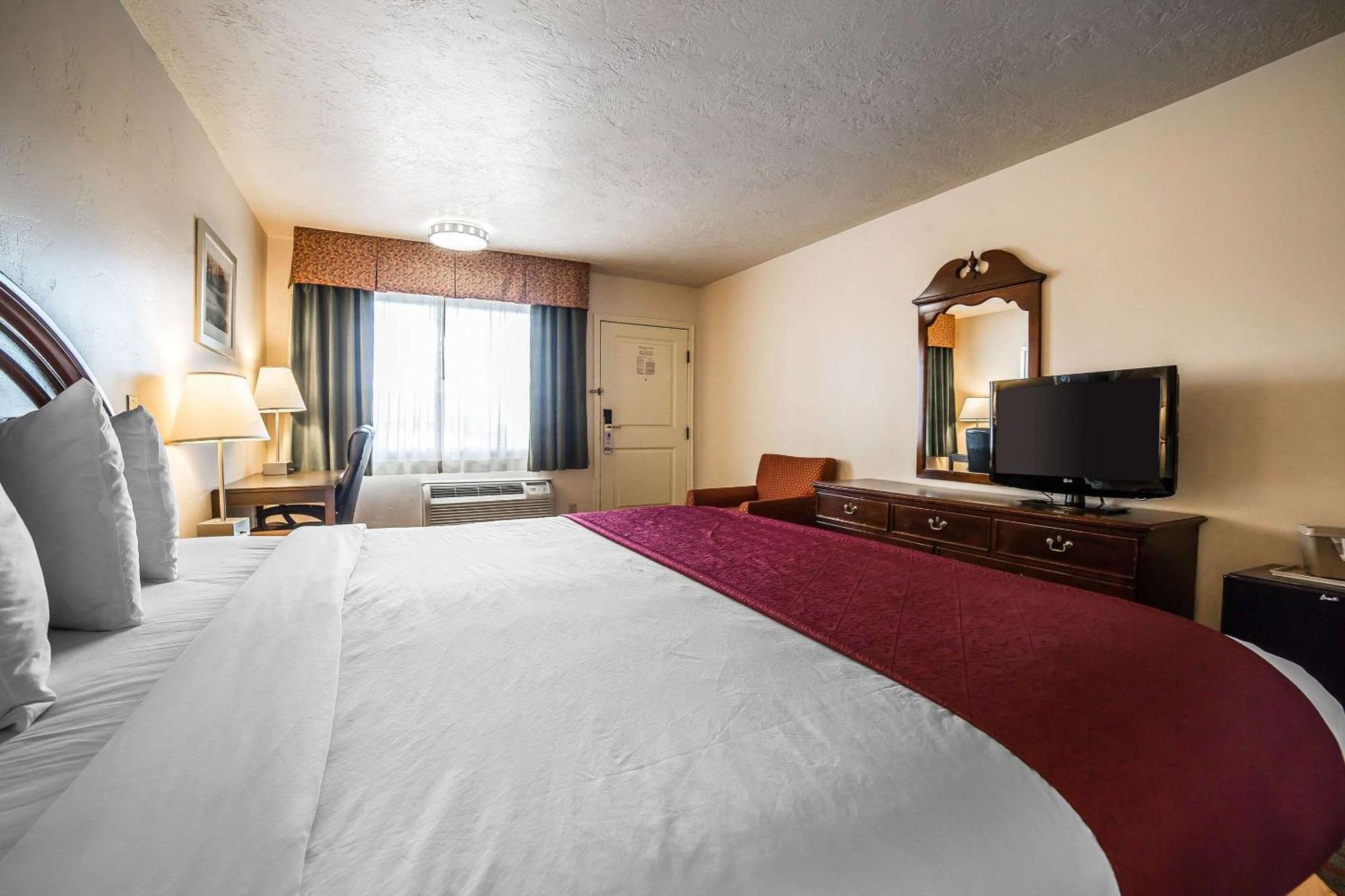 Standard King Room - Non-Smoking