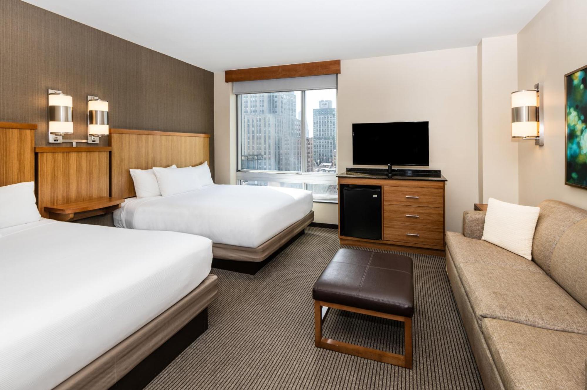 Quarto Queen com 2 Camas Queen-size e Sofá-cama