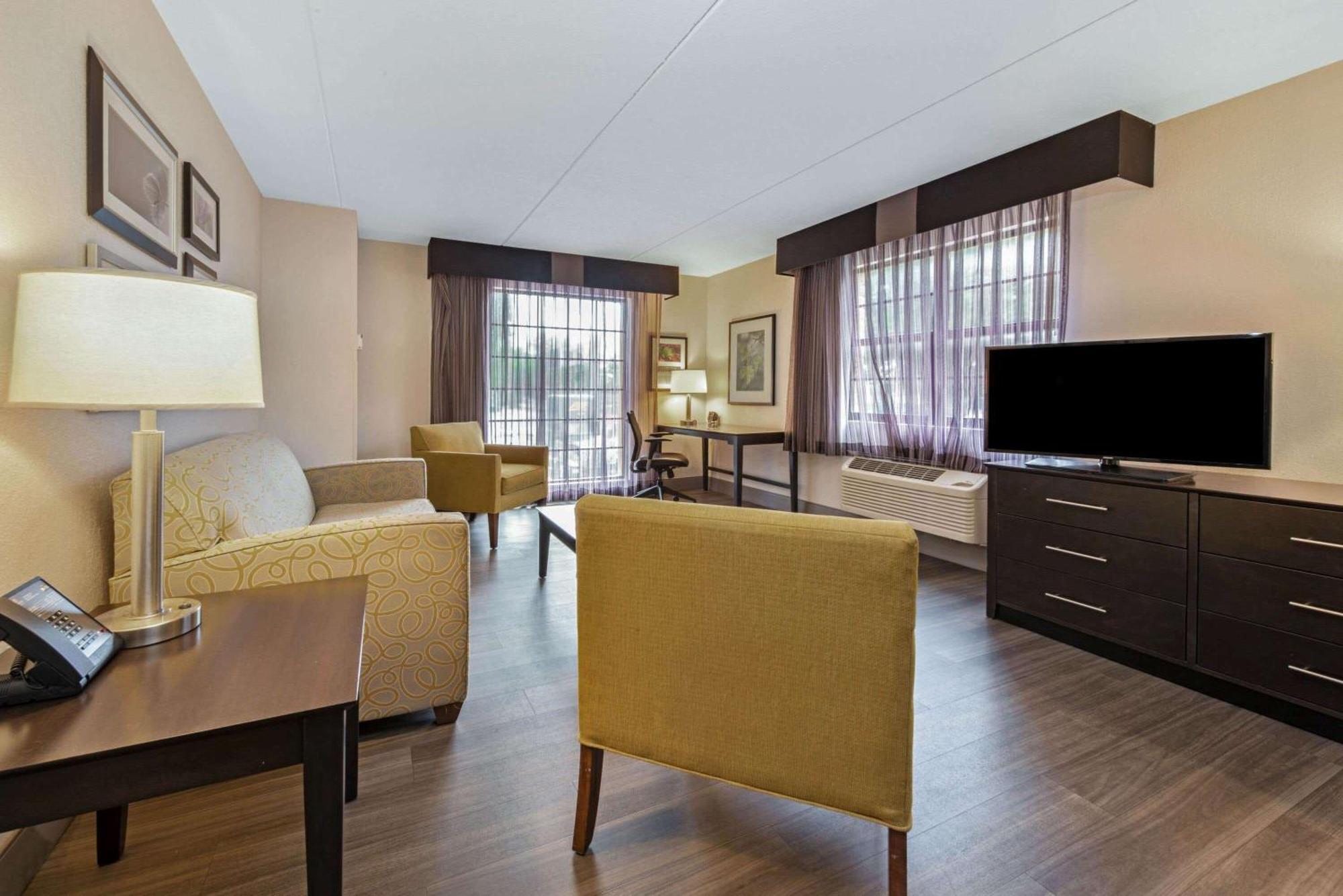 King One-Bedroom Suite - Non-Smoking