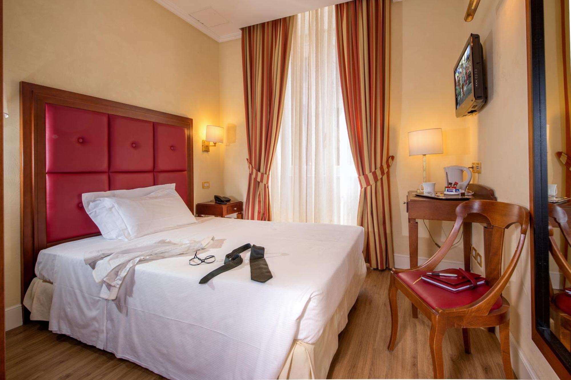 Quarto Duplo Pequeno com Cama de Corpo e Meio