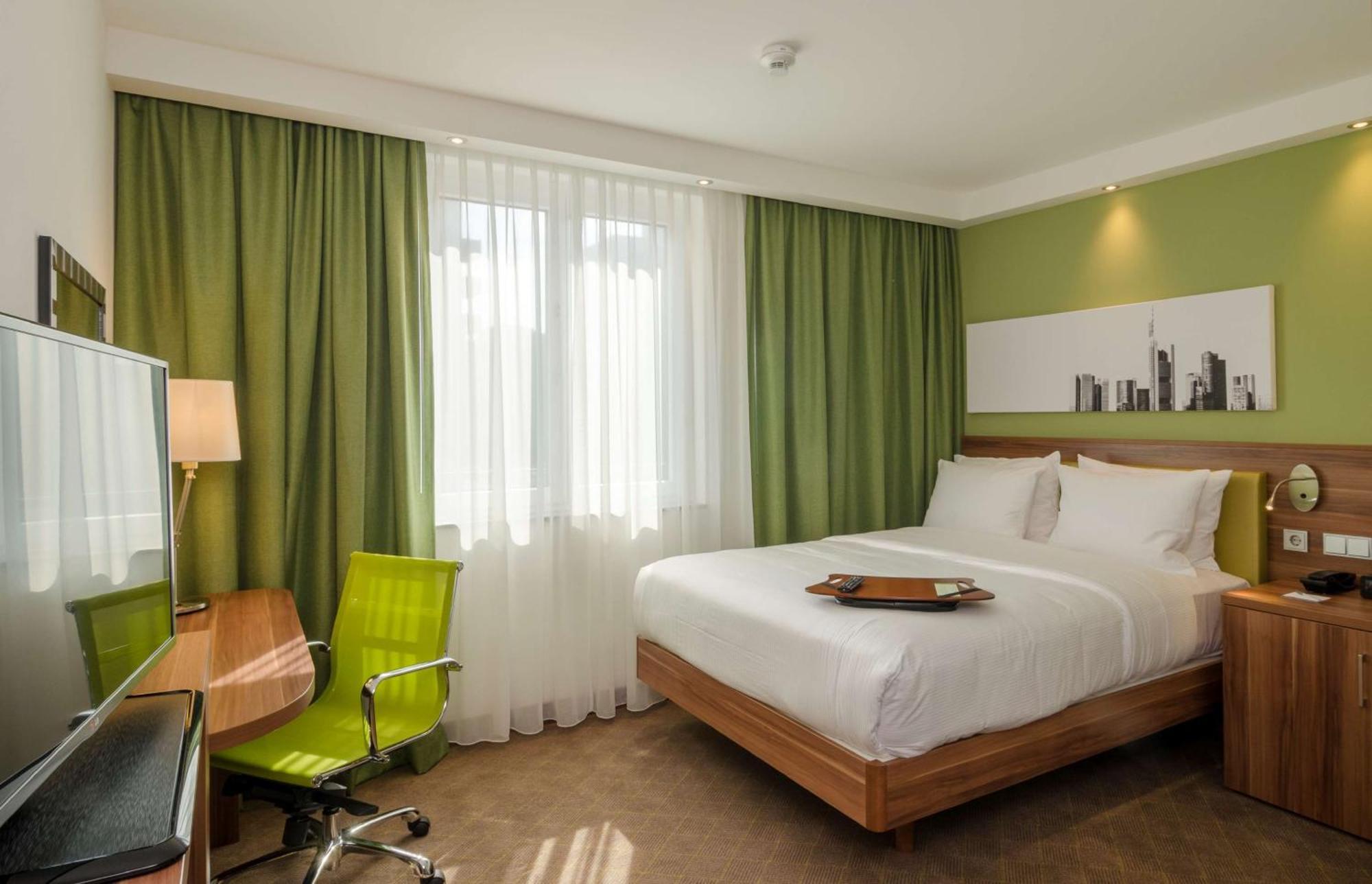 Habitación con cama grande