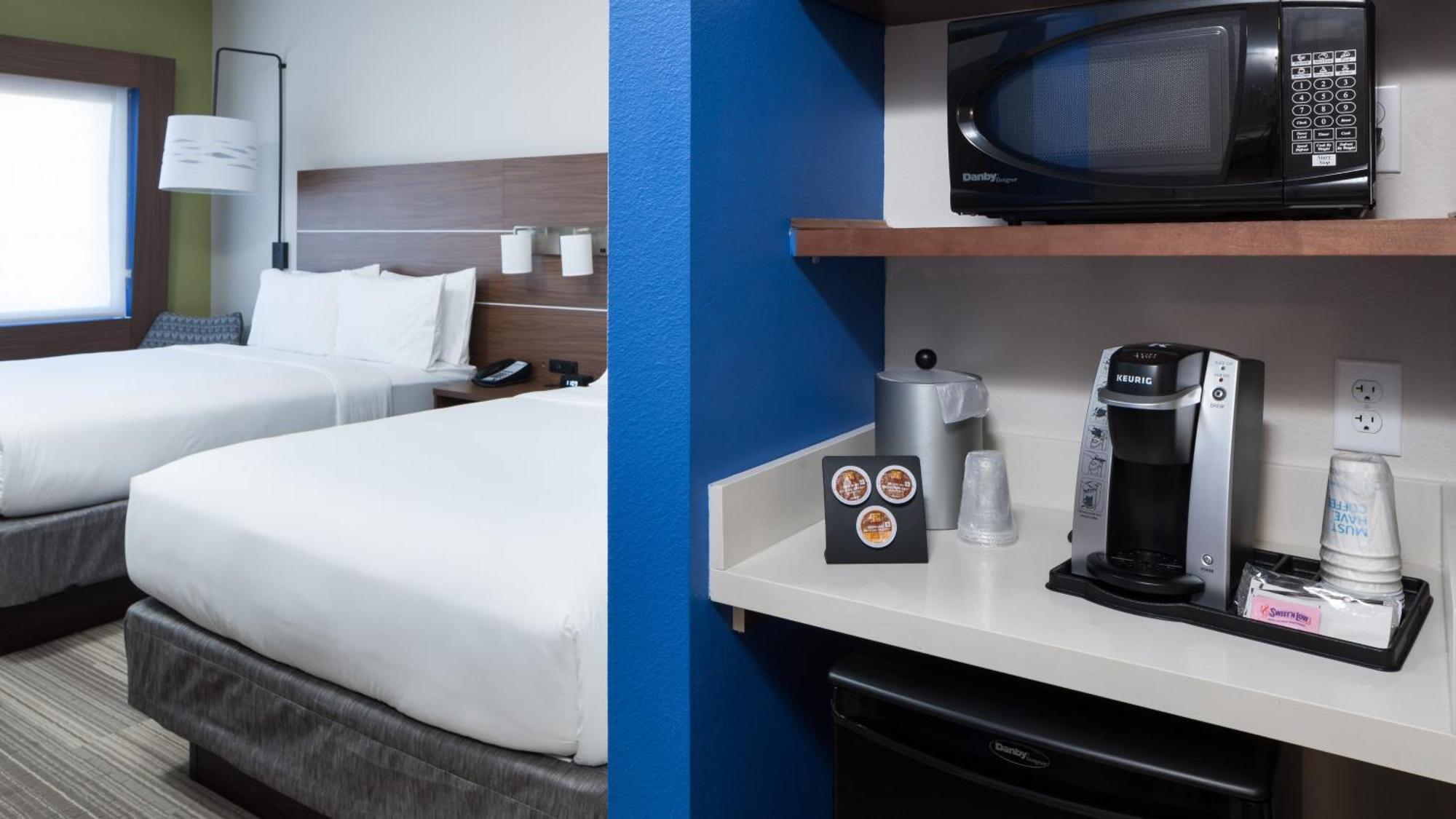 Suite de 1 dormitorio con cama grande y sofá cama