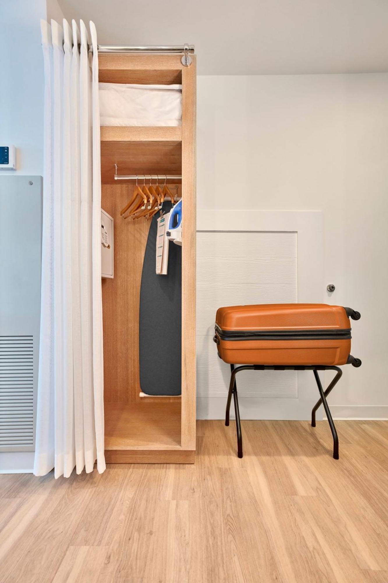 Quarto Standard com Vista da Piscina e Banheira Acessível a Pessoas com Mobilidade Condicionada (Inclui Entrada Antecipada no Parque*)