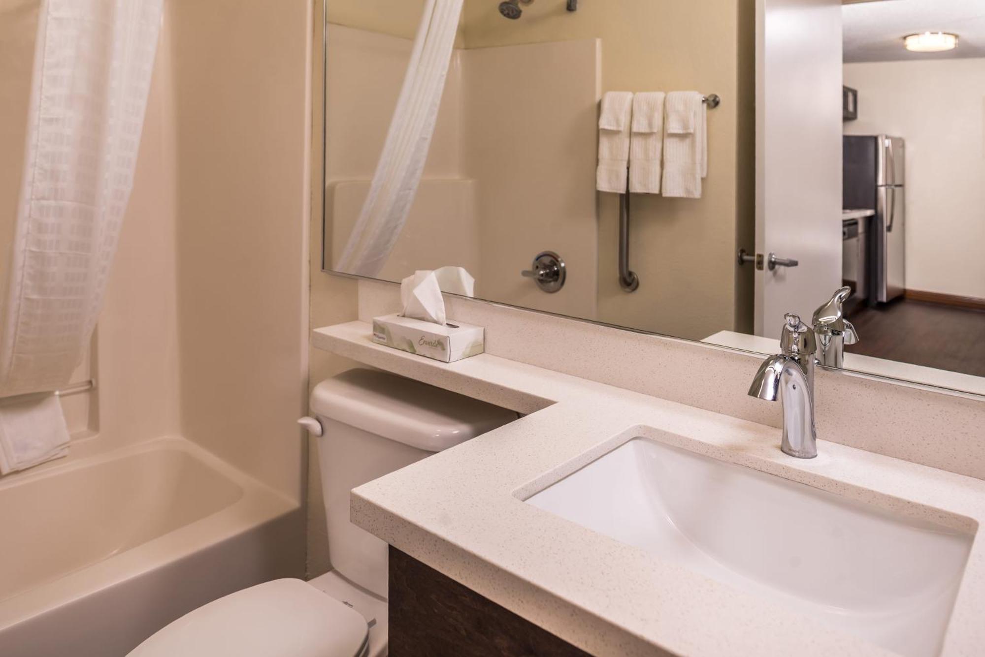 Queen Studio Suite - Mobility Access Tub/Non-Smoking