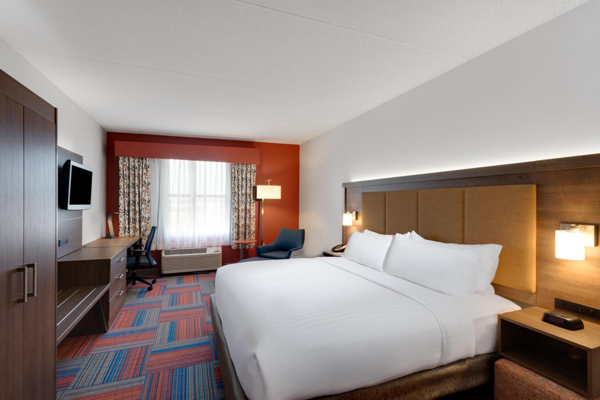 King Room with Roll In Shower - Non-Smoking