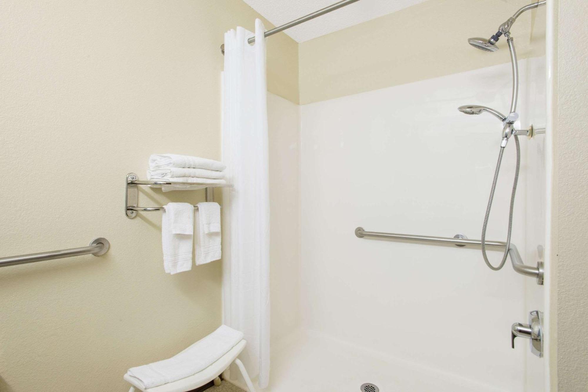 Queen Suite - Mobility and Hearing Accessible/Non-Smoking