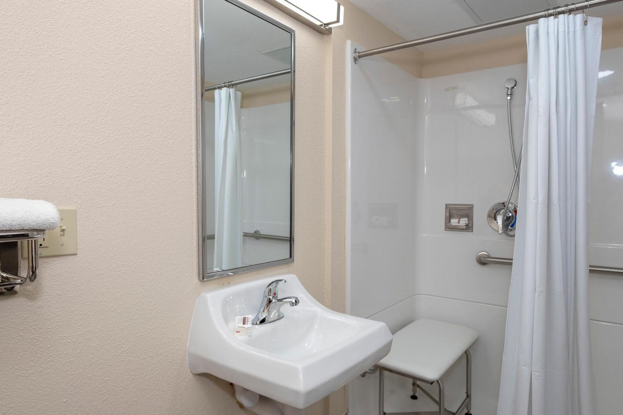 Superior King Room Disability Access Roll-ln Shower Smoke Free
