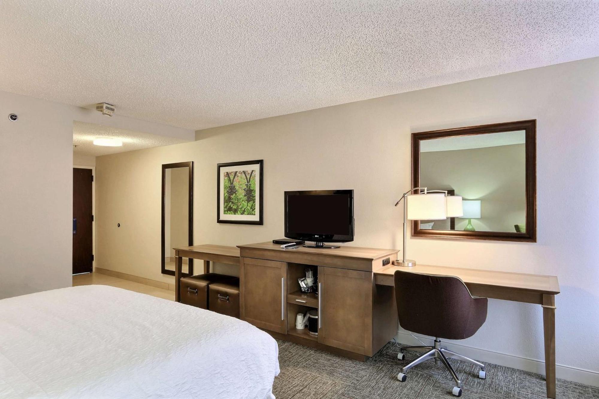 King Room with King Bed - Non-Smoking
