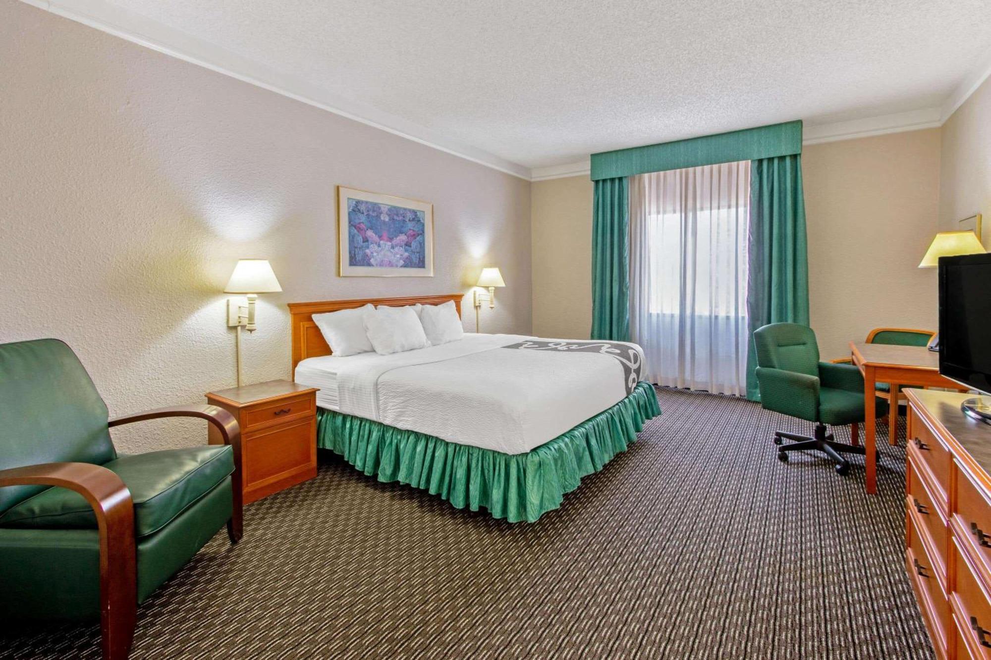 Deluxe King Room - Non-Smoking