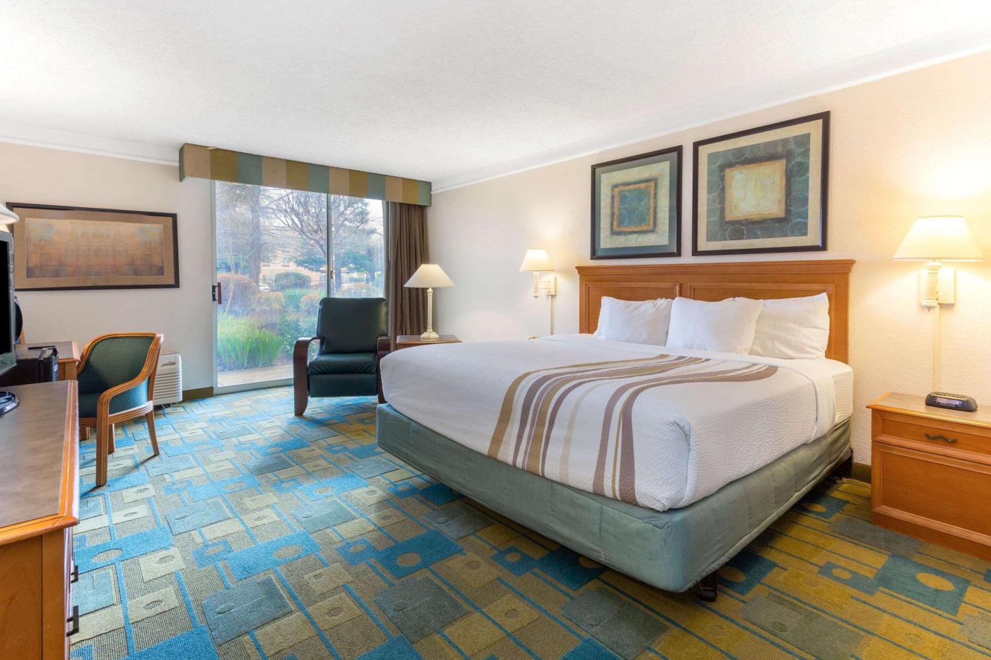 Deluxe King Room - Non-Smoking
