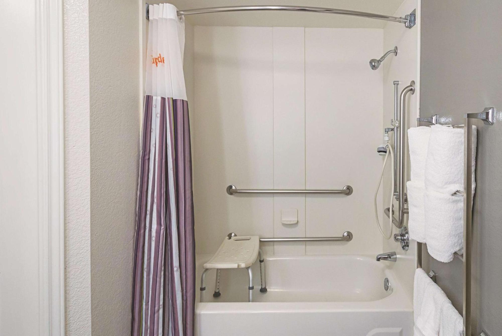 King Room with Bath Tub - Mobility Accessible/Non-Smoking