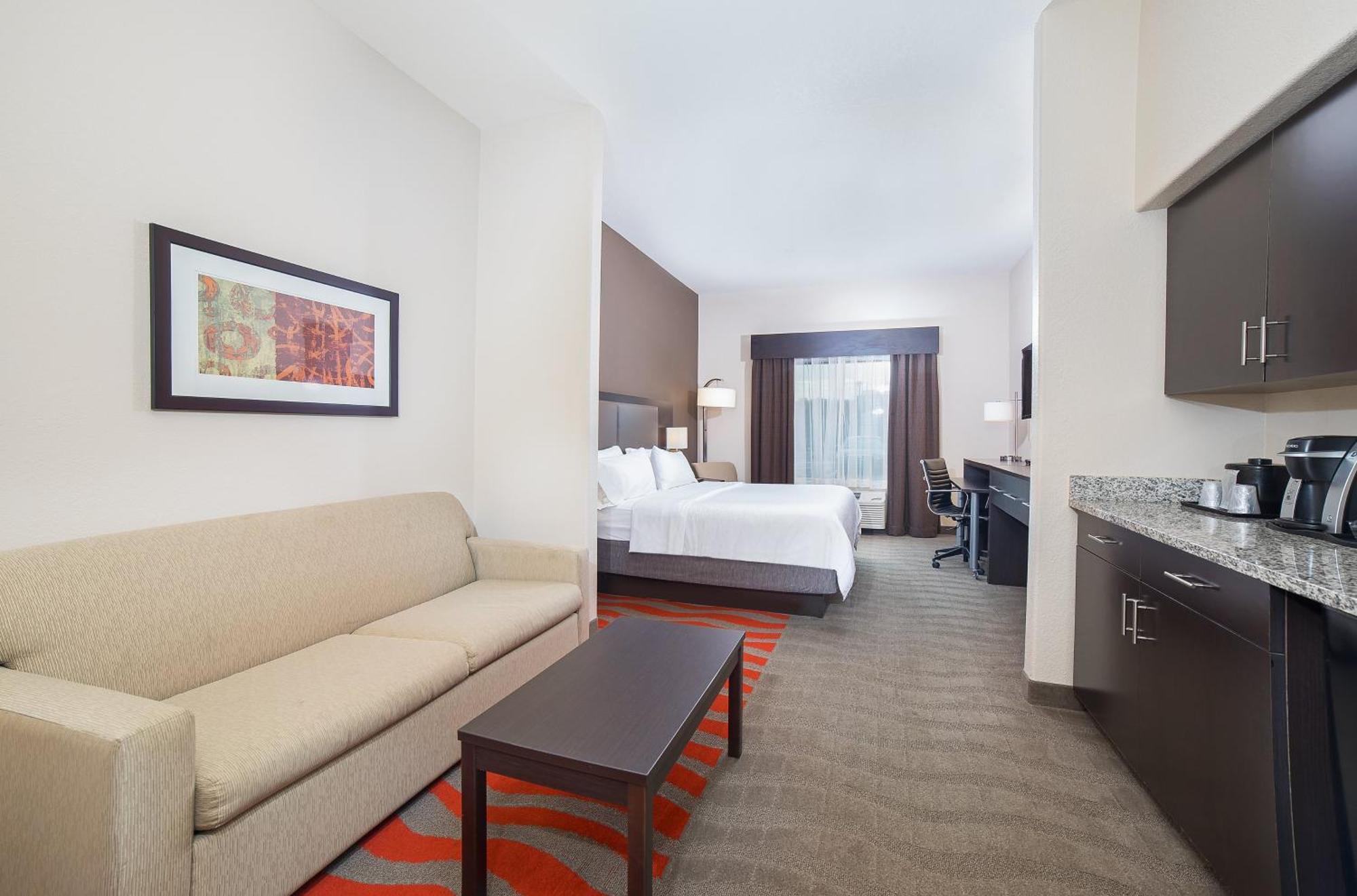 King Suite with Roll-In Shower - Disability Access/Non-Smoking