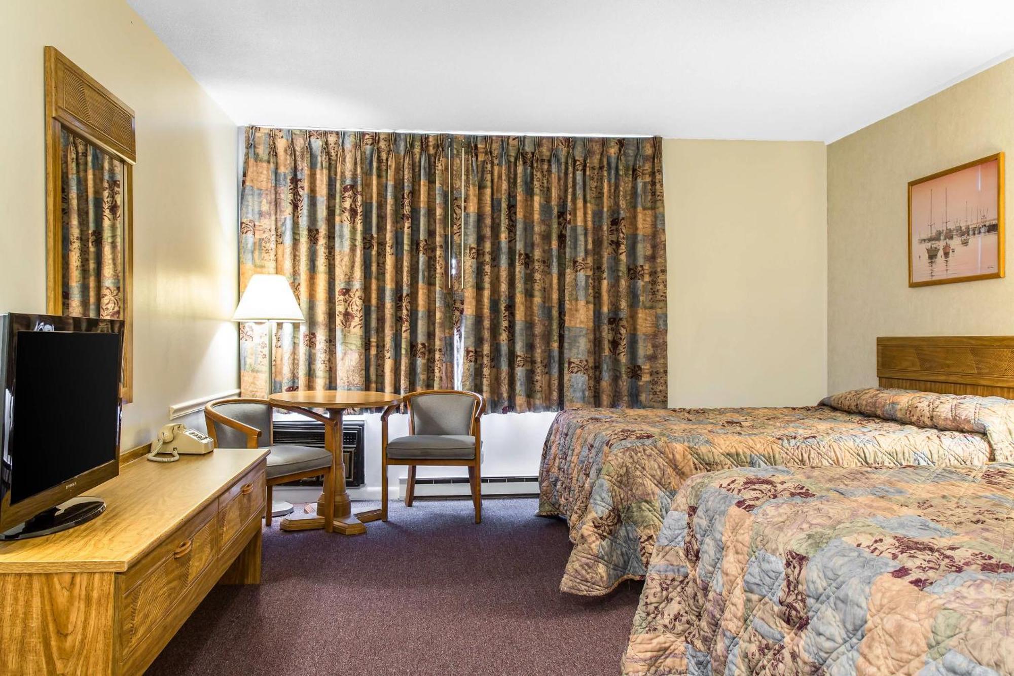 Queen Room with Two Queen Beds - Non-Smoking