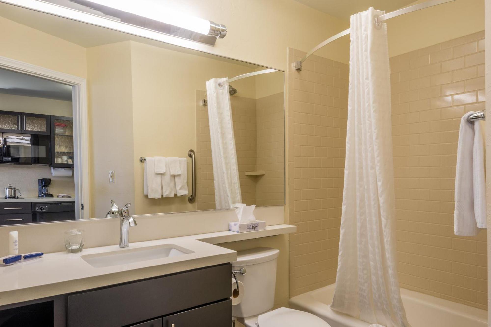 Queen Studio Suite - Hearing Accessible