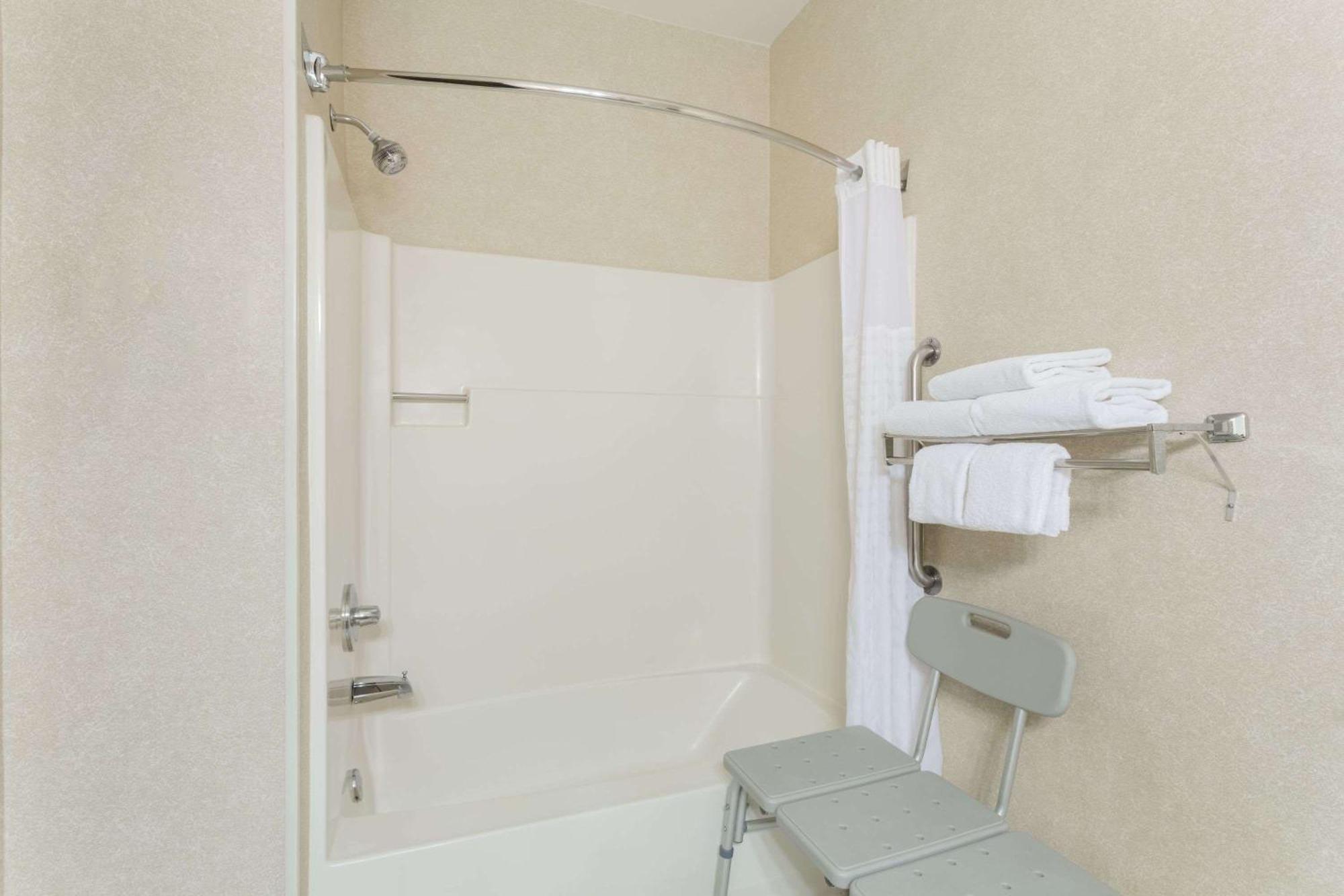 Queen Room - Accessible/Non-Smoking