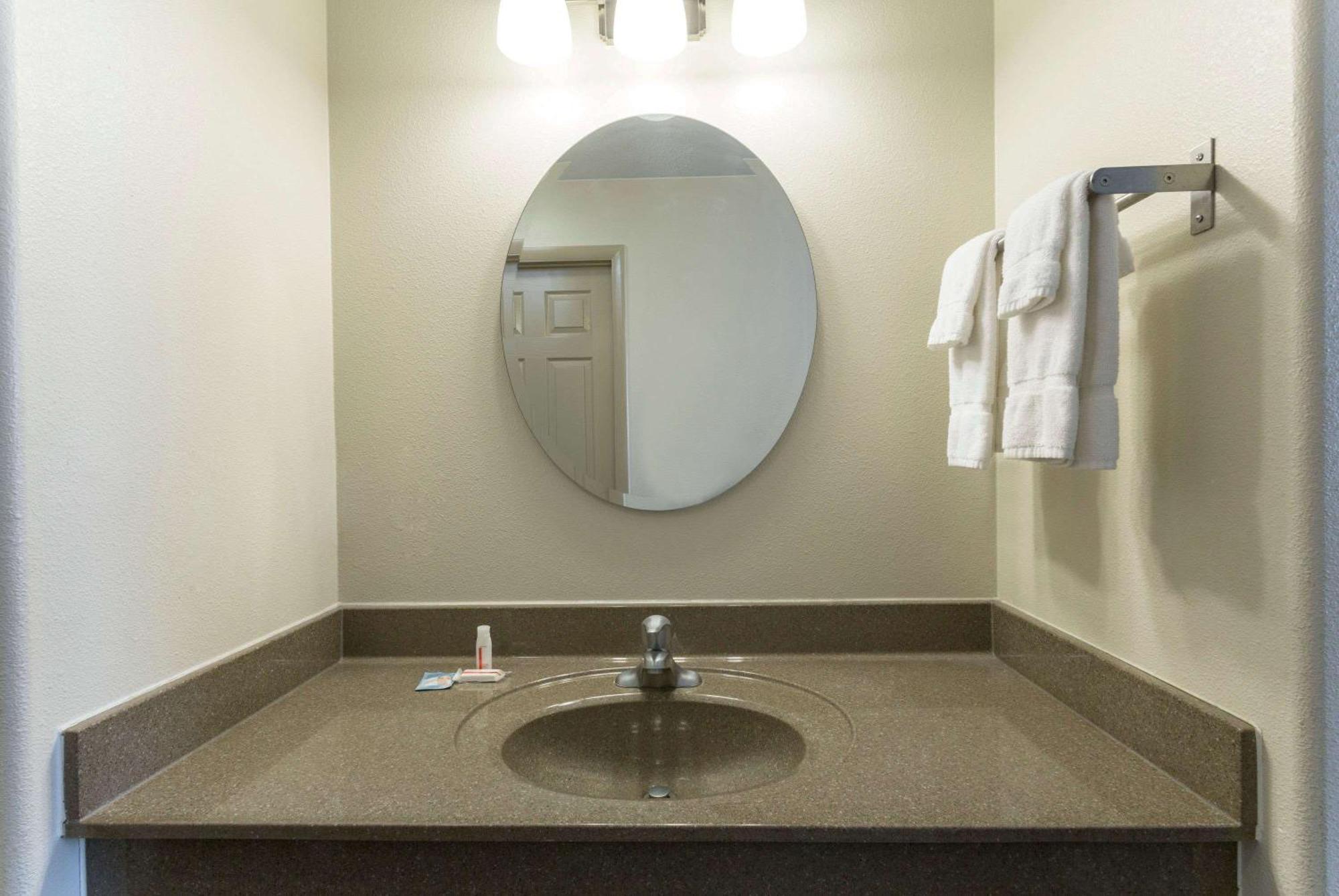 Queen Room - Disability Access- Non-Smoking