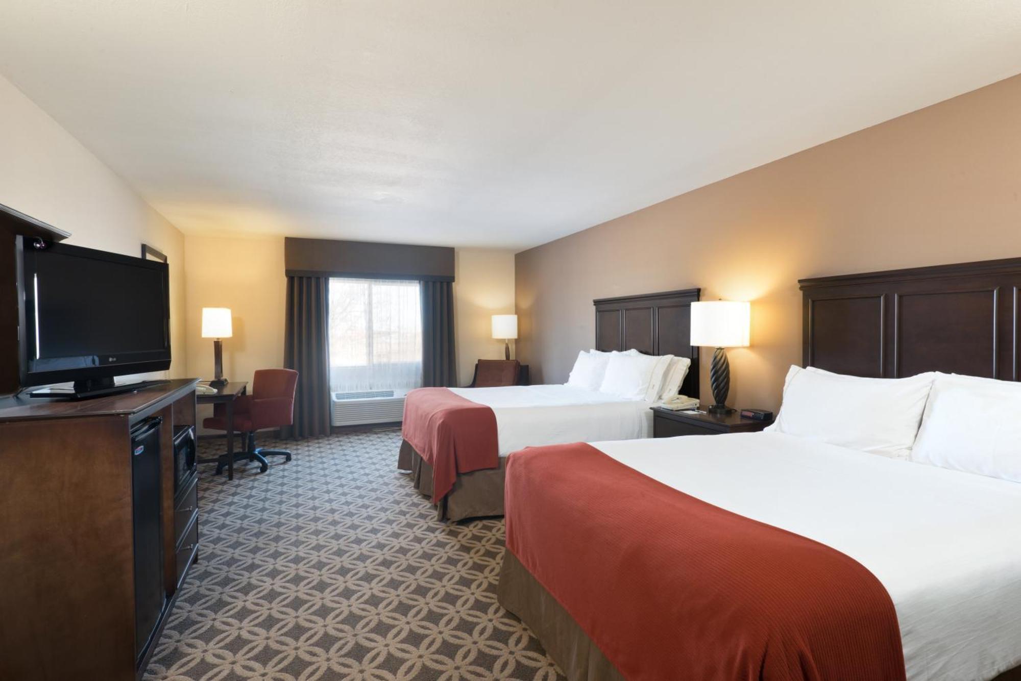 Standard Queen Room with Two Queen Beds and Mobility Accessible Tub,1451443258:JPEG