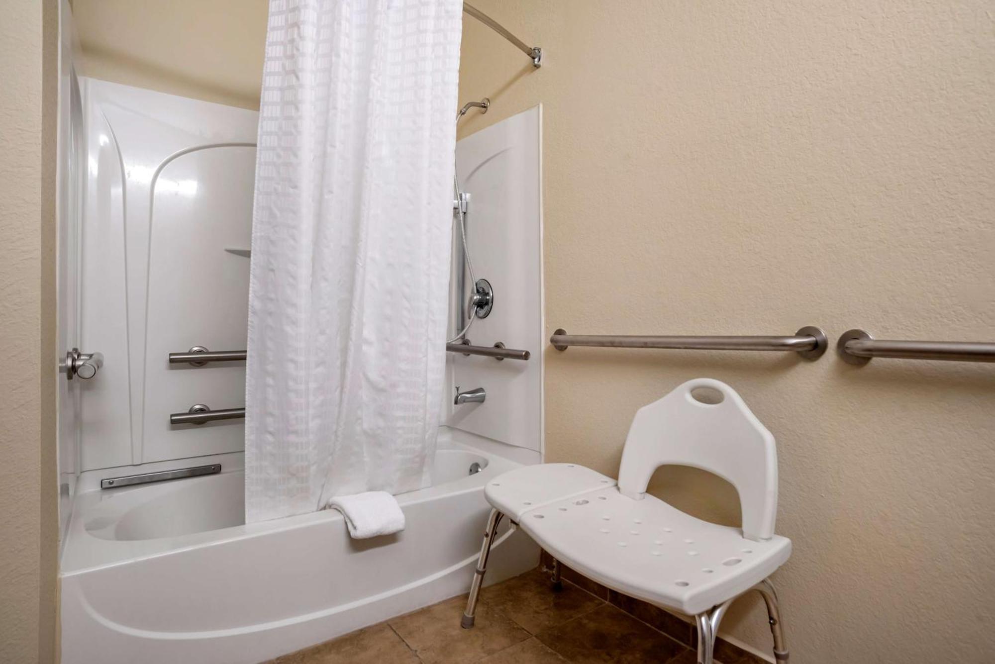 King Room with Bath Tub - Mobility Accessible