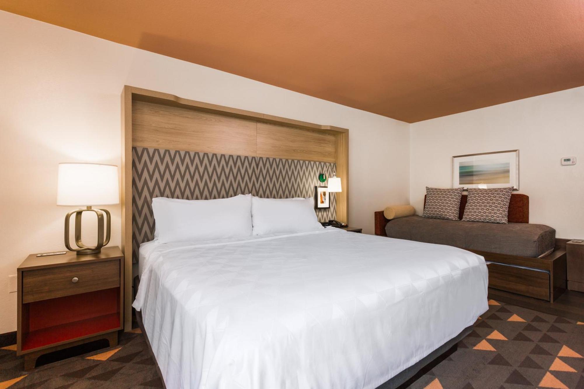 King Room with Roll-Away Bed - Non-Smoking,1449901105:JPEG