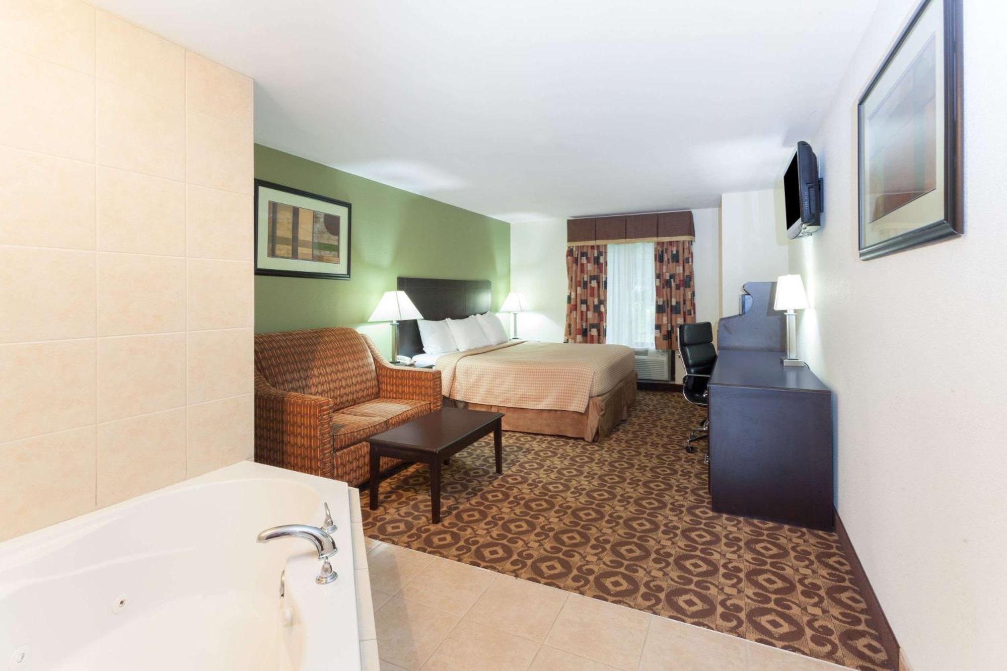 Deluxe King Studio Suite - Non-Smoking
