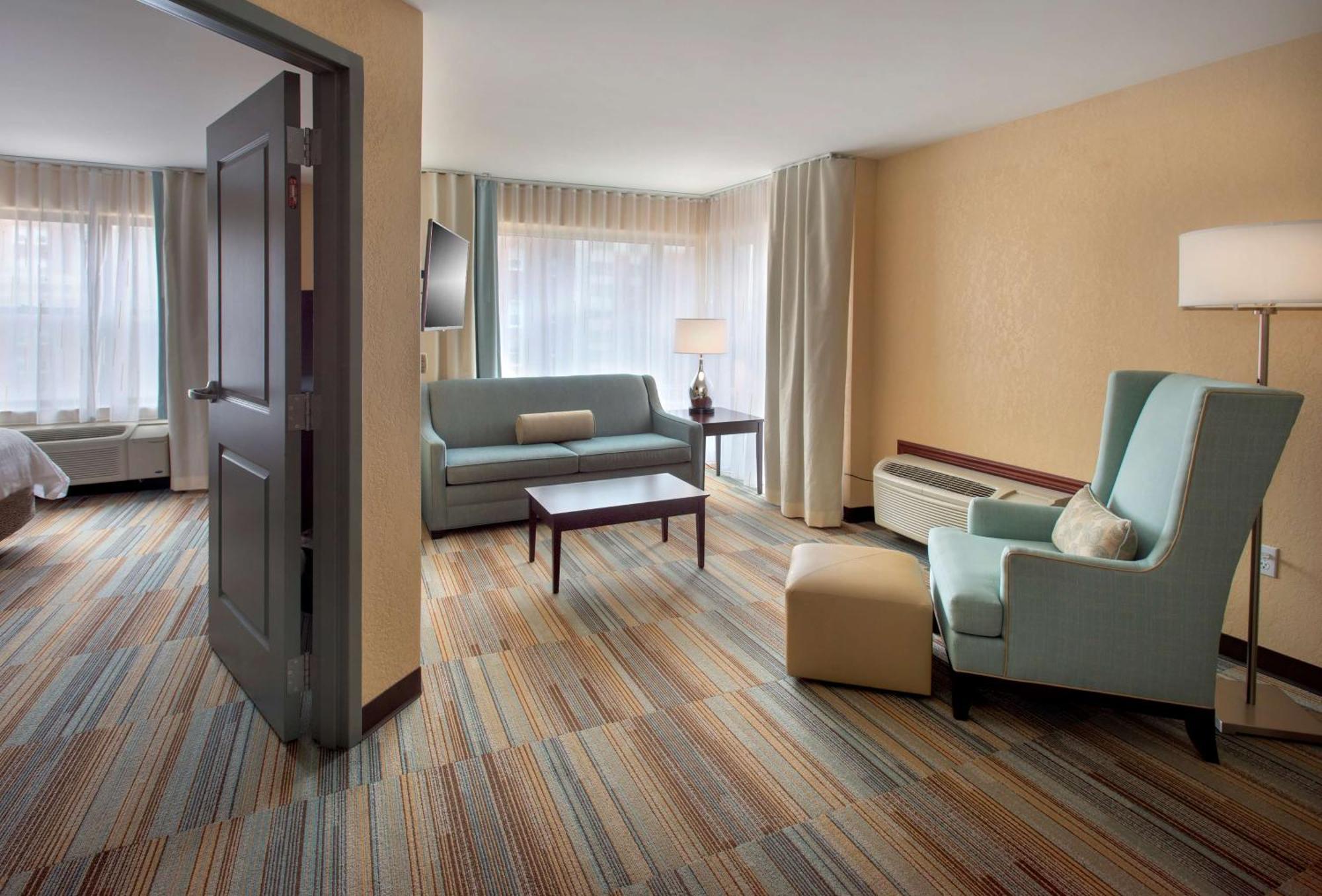 One-Bedroom King Suite with Bathtub - Mobility Access