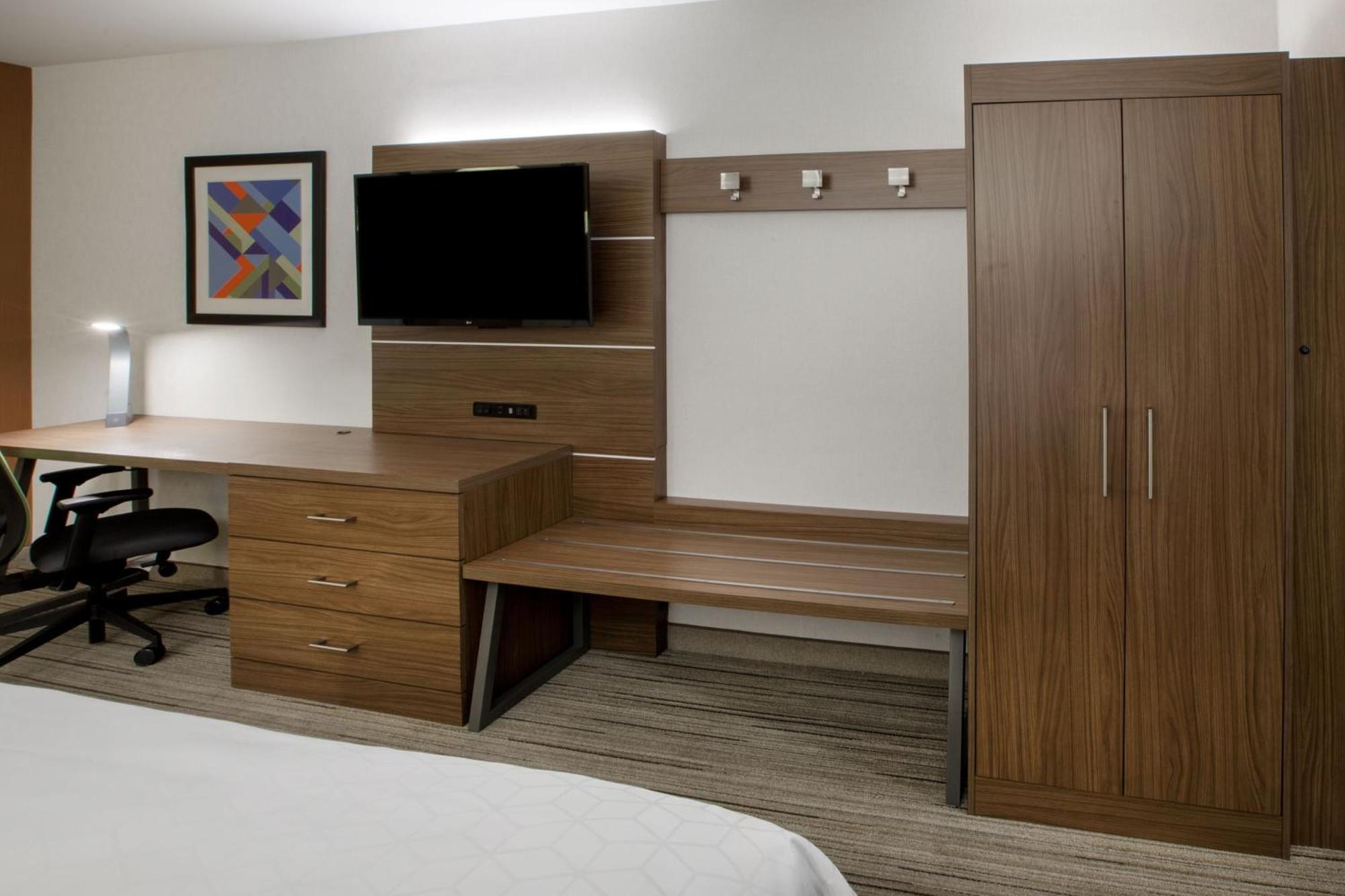 Suite with Mobility Accessible Tub - Non-Smoking