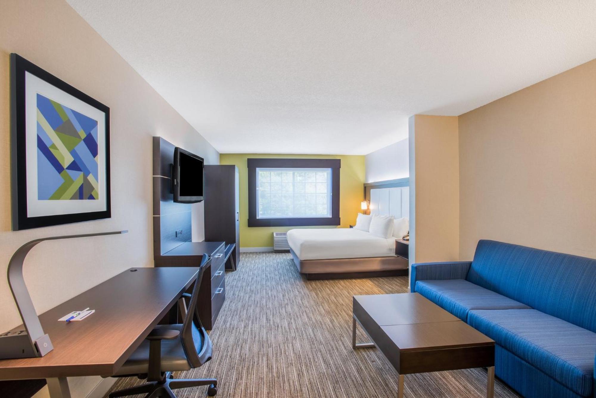 King Suite with Tub and Sofa Bed - Mobility Accessible
