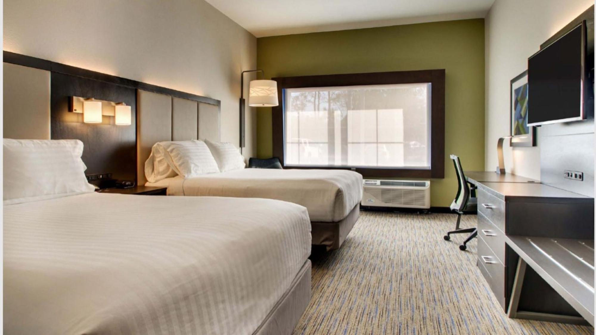 Standard Queen Room with Two Queen Beds and Mobility Accessible Tub