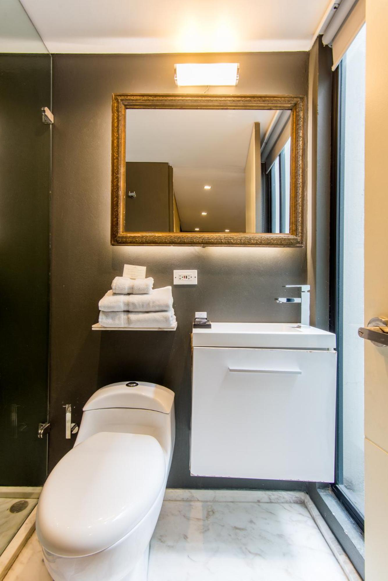 Quarto Queen com Casa de Banho Partilhada