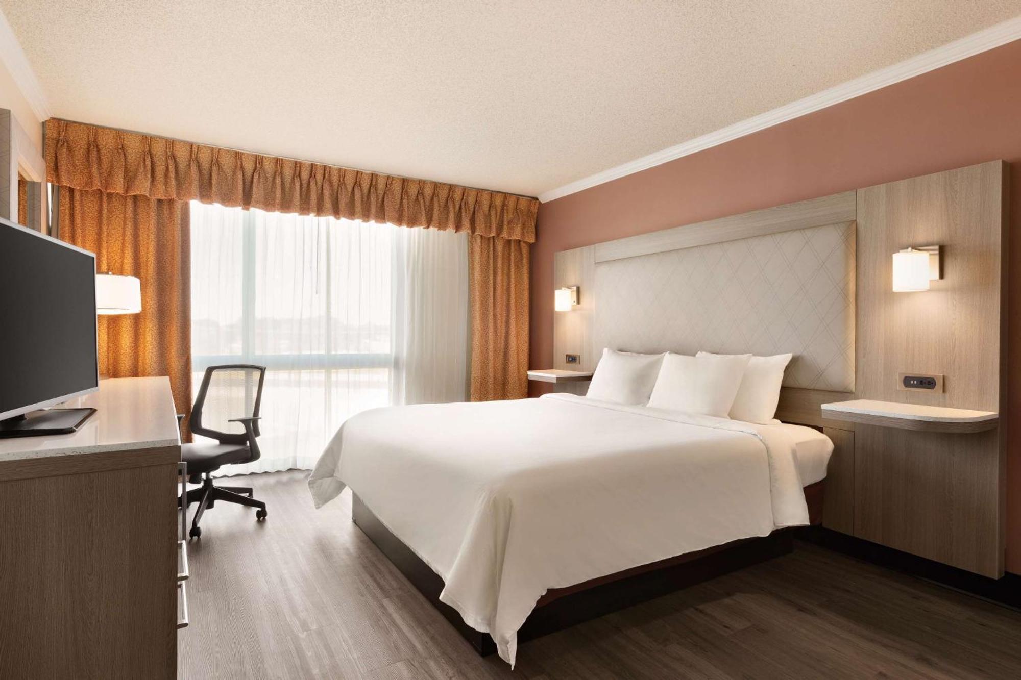One-Bedroom King Suite with Whirlpool - Non-Smoking