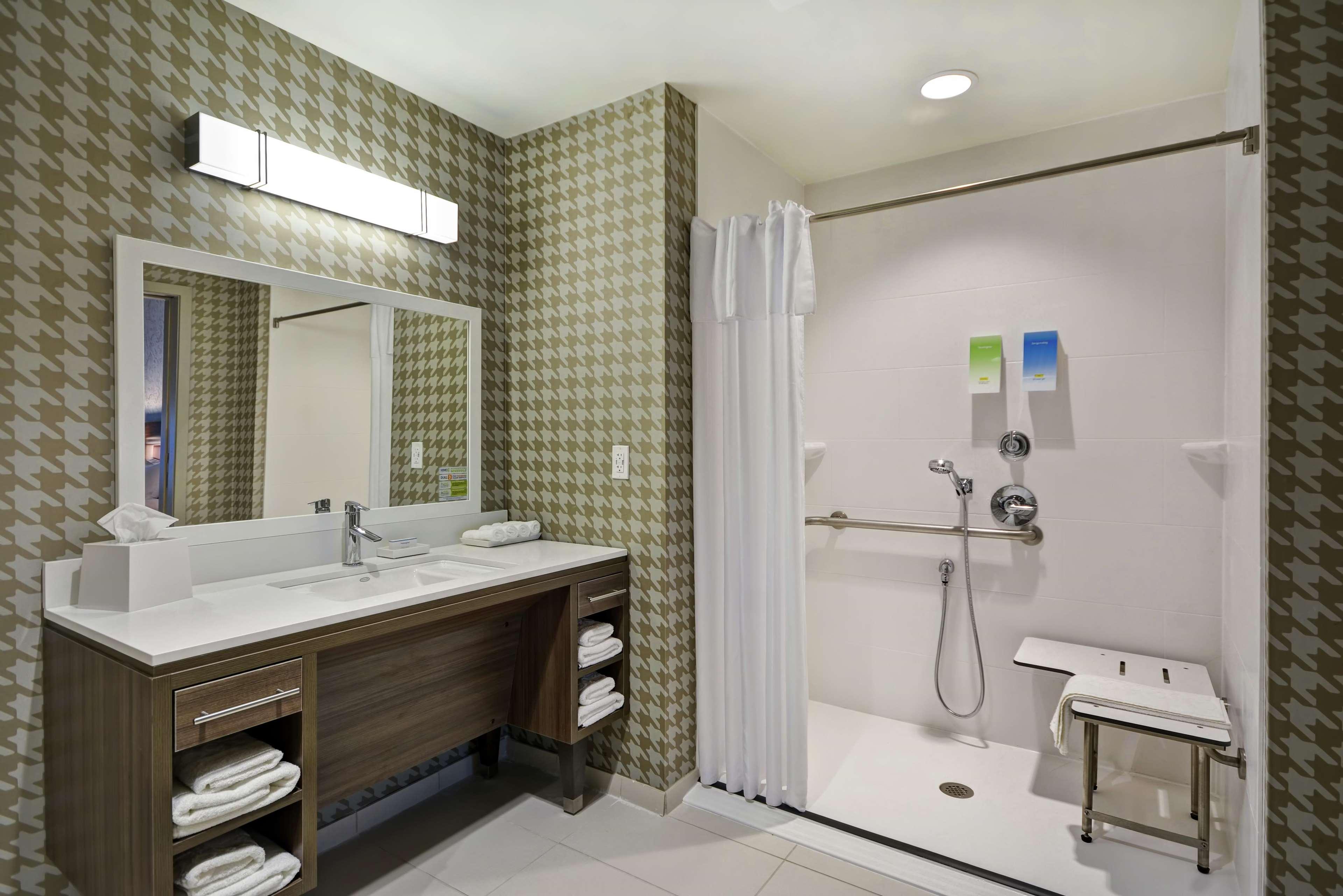 Queen Studio with Roll-In Shower - Mobility Access/Non-Smoking