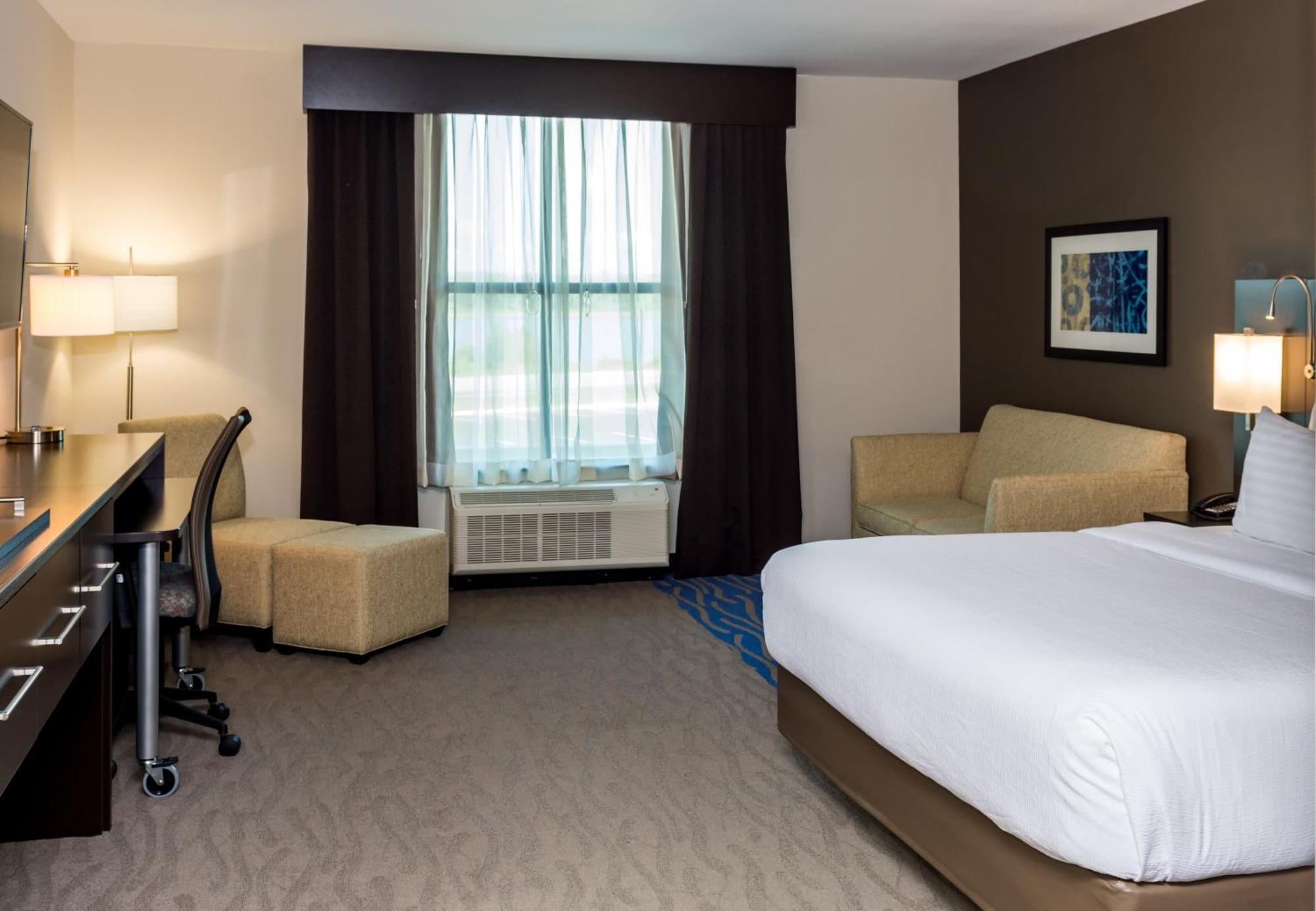 Standard Queen Room with River View and Balcony