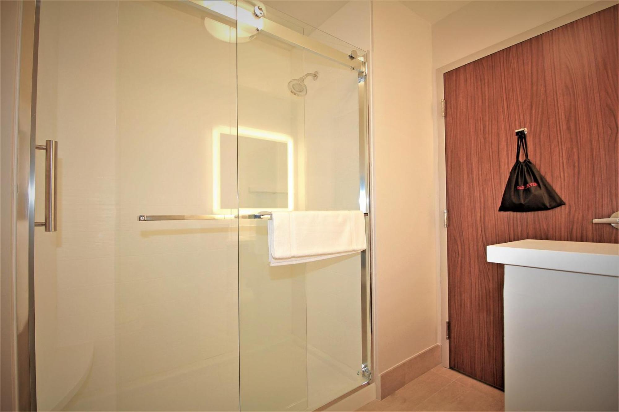 Suite - Hearing Accessible - Non-Smoking