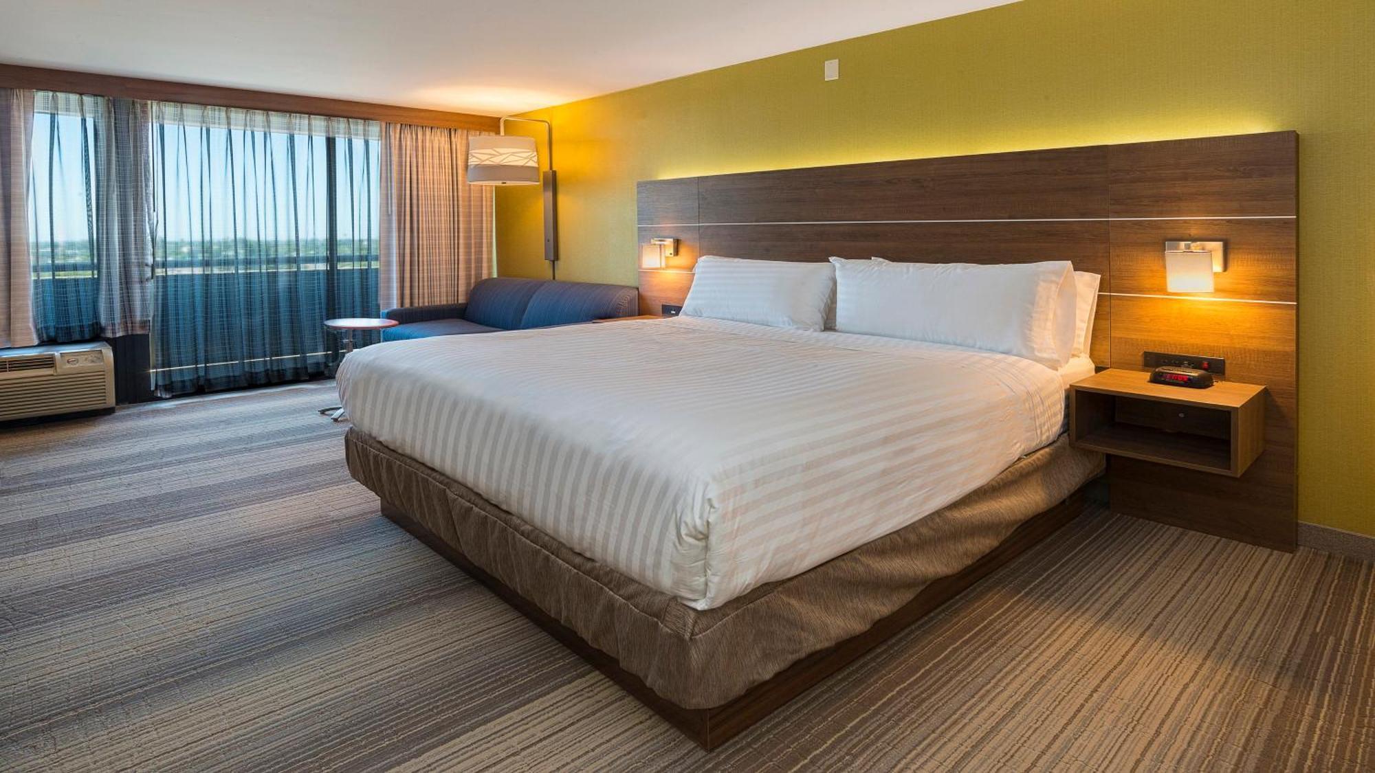 Standard King Room with Pool View
